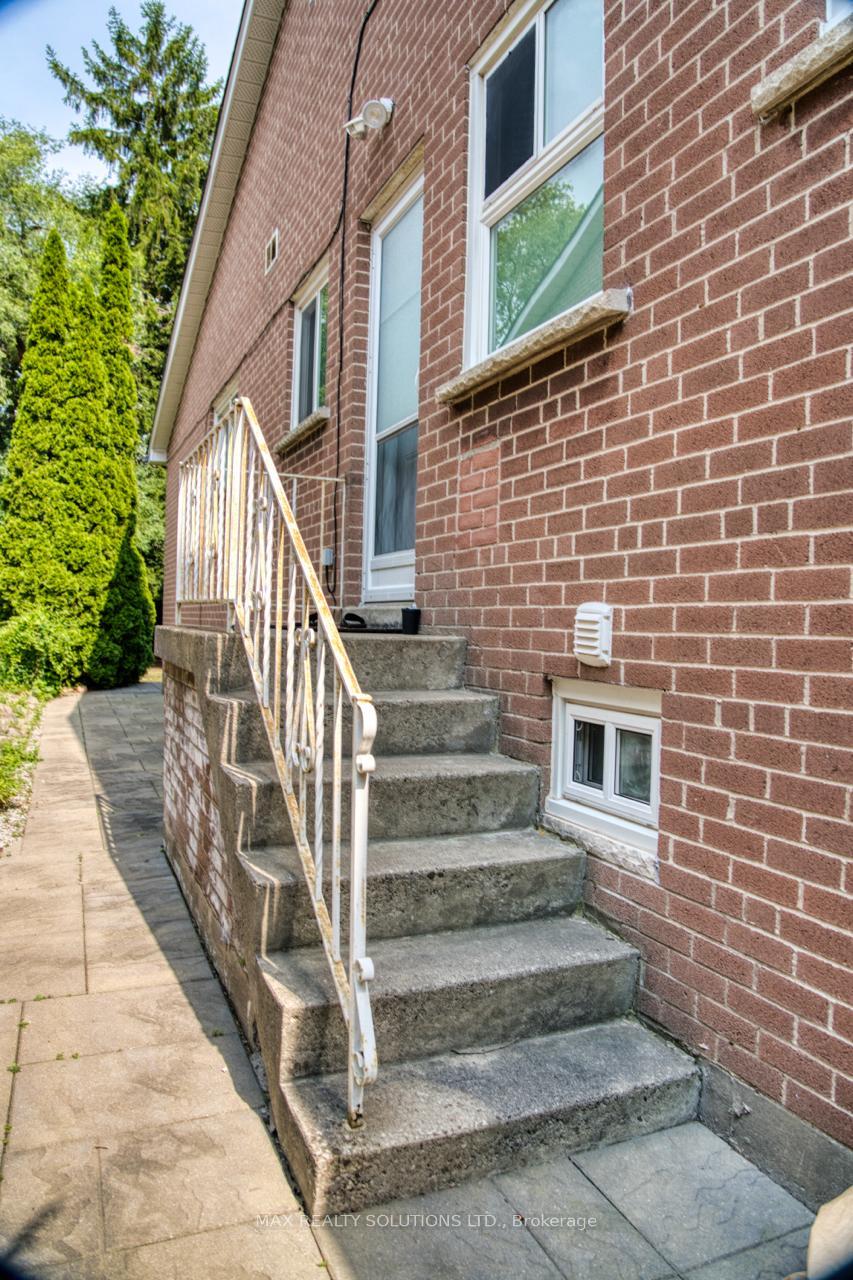 Photo 18 of 31 Lochinvar Crescent, North York, Parkwoods-Donalda — HOMEH