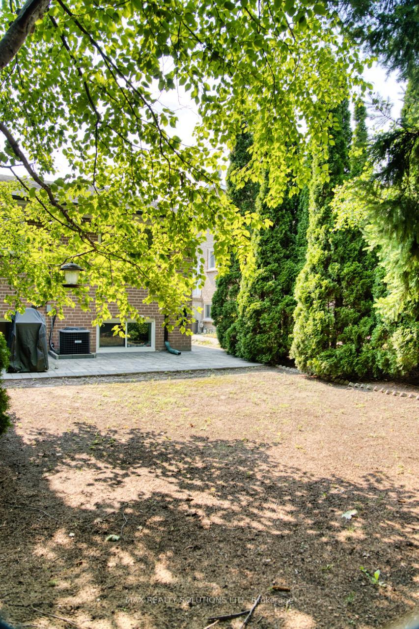 Photo 20 of 31 Lochinvar Crescent, North York, Parkwoods-Donalda — HOMEH