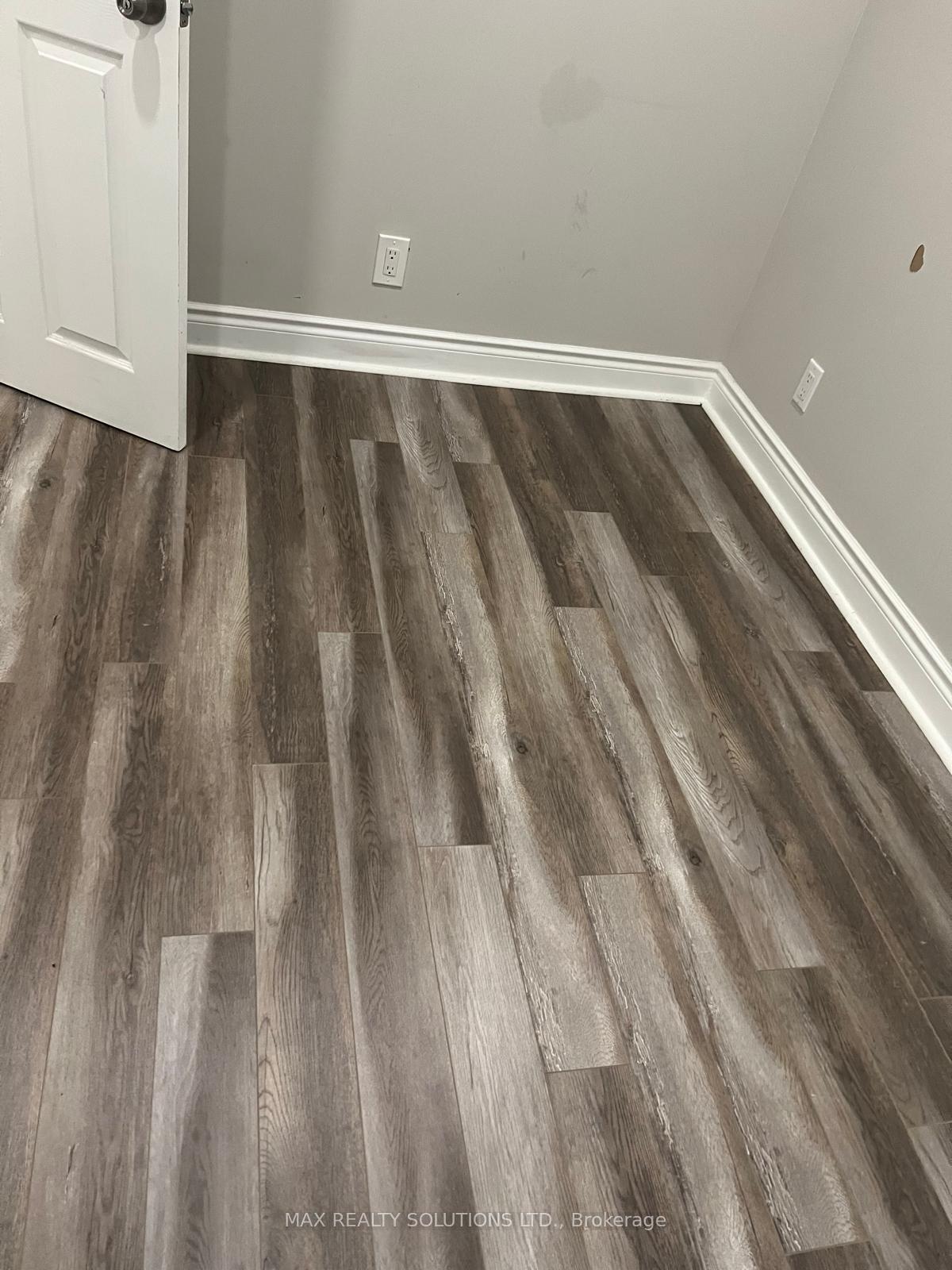 Photo 21 of 31 Lochinvar Crescent, North York, Parkwoods-Donalda — HOMEH