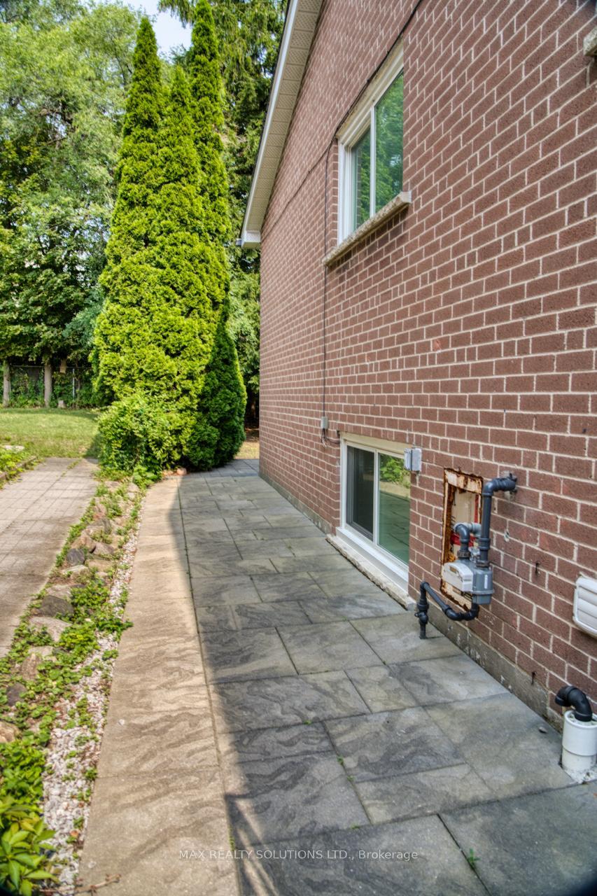 Photo 31 of 31 Lochinvar Crescent, North York, Parkwoods-Donalda — HOMEH