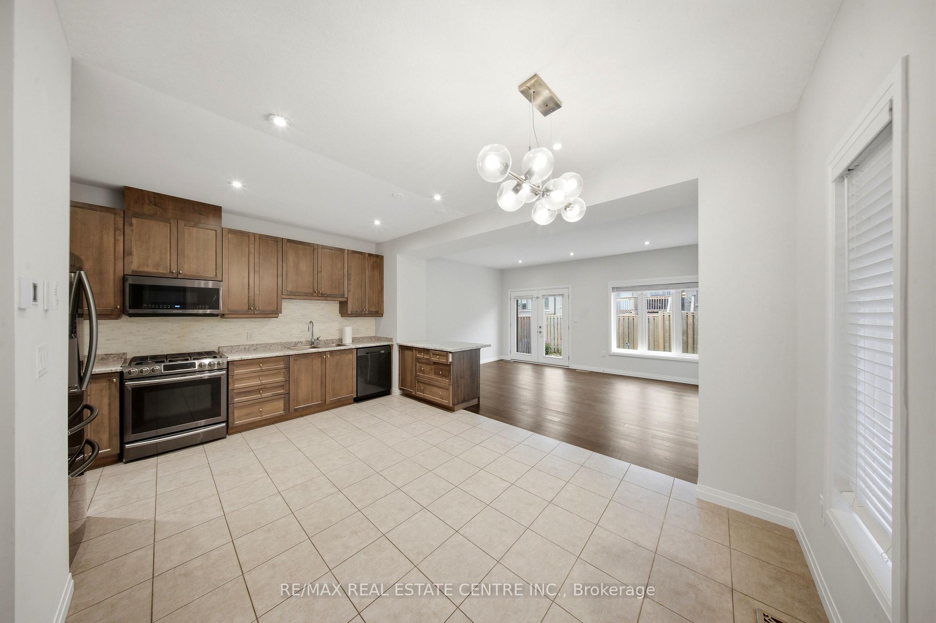 Photo 8 of Unit 37, 30 Times Square Boulevard, Hamilton, Stoney Creek — HOMEH