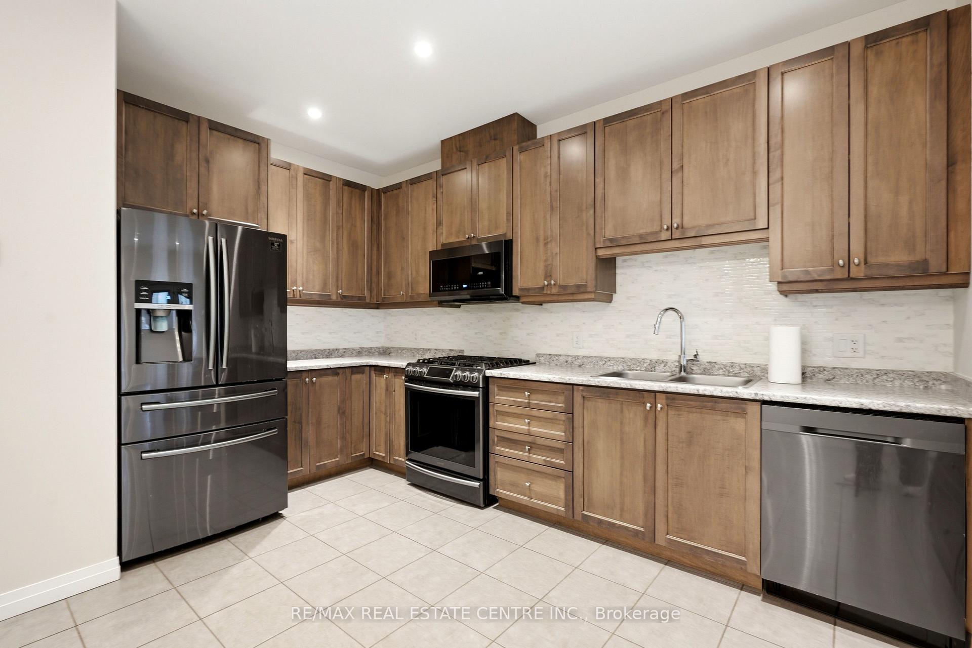 Photo 11 of Unit 37, 30 Times Square Boulevard, Hamilton, Stoney Creek — HOMEH