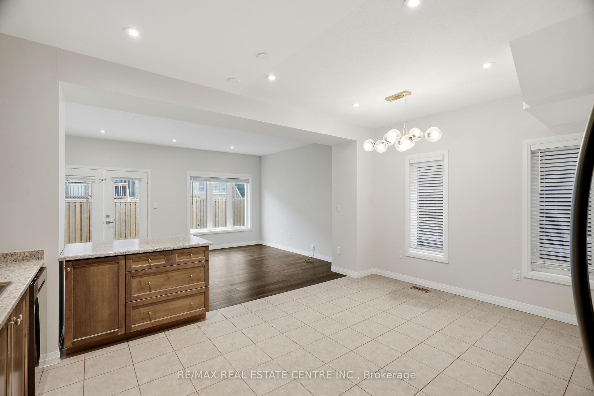 Photo 12 of Unit 37, 30 Times Square Boulevard, Hamilton, Stoney Creek — HOMEH