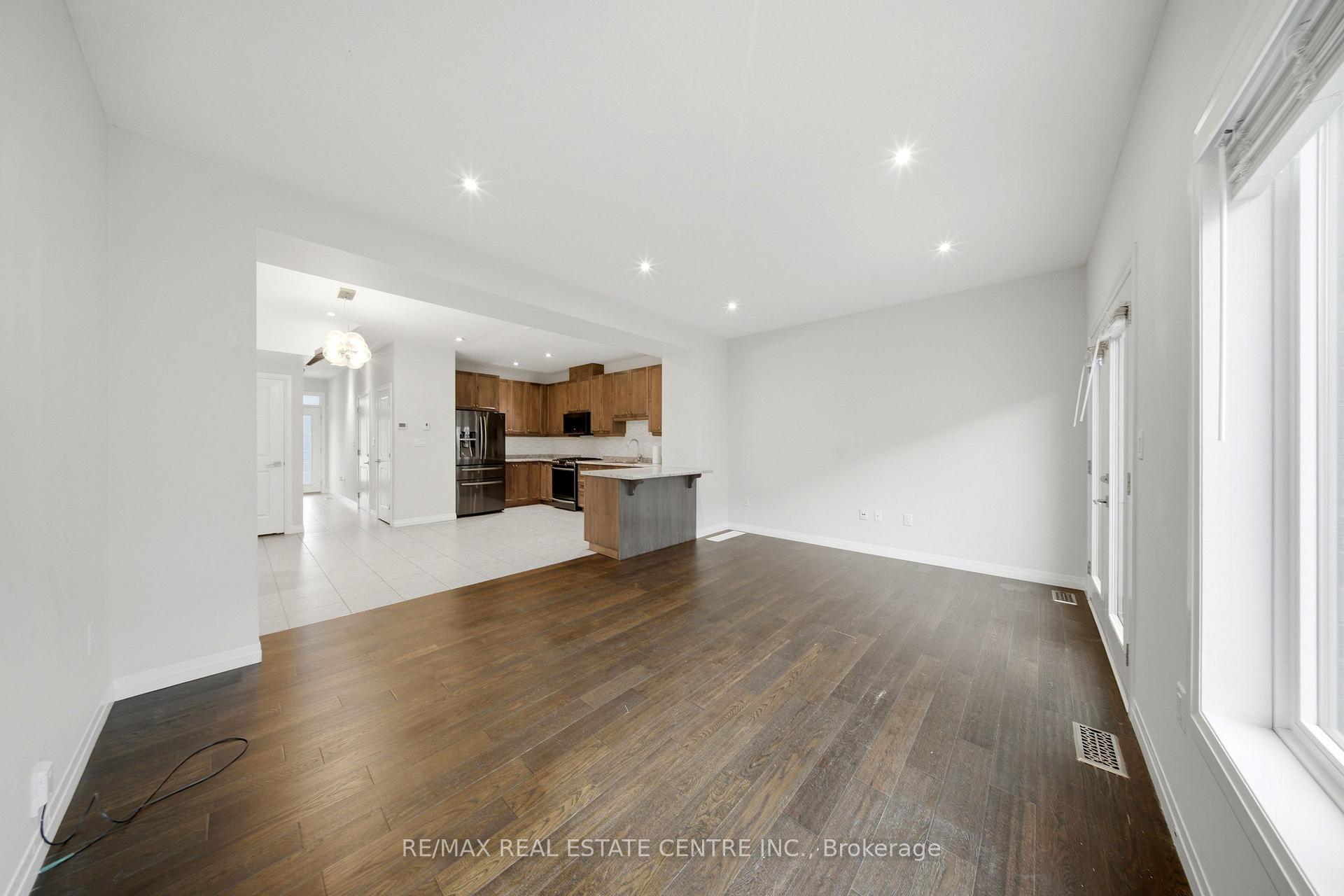 Photo 15 of Unit 37, 30 Times Square Boulevard, Hamilton, Stoney Creek — HOMEH