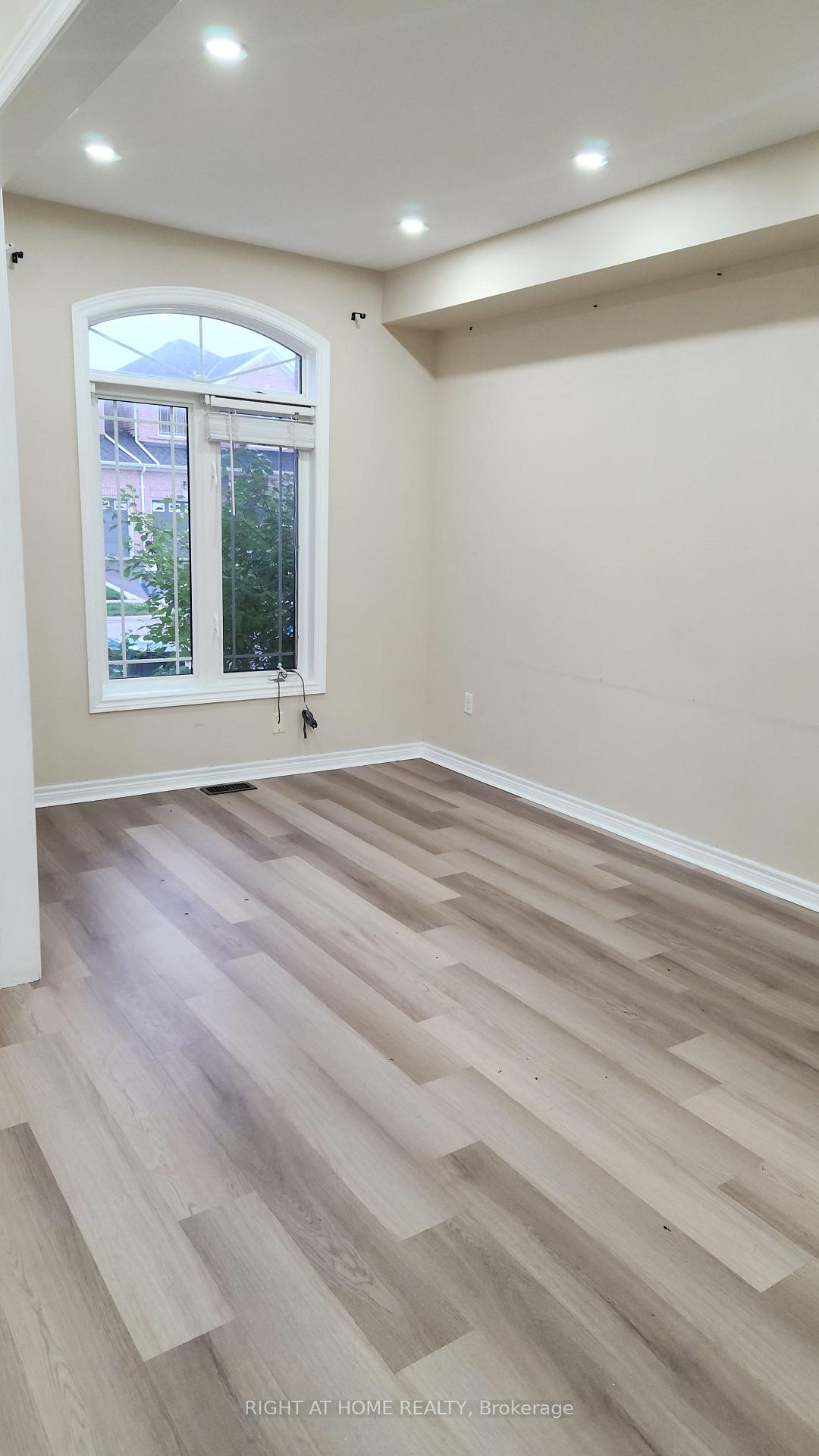 Photo 3 of 43 Devonsleigh Drive, Brampton, Fletcher's Meadow — HOMEH