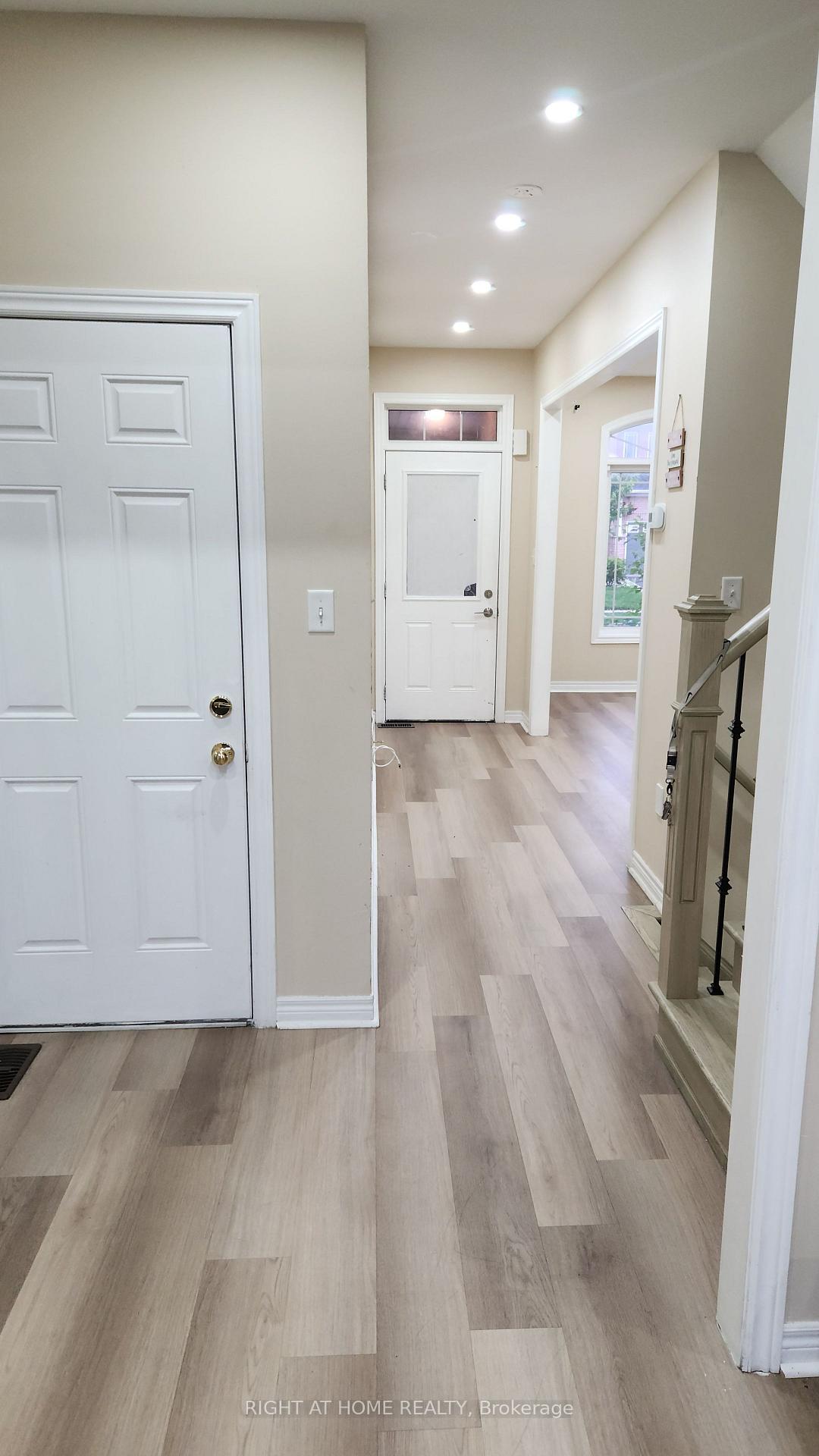 Photo 4 of 43 Devonsleigh Drive, Brampton, Fletcher's Meadow — HOMEH