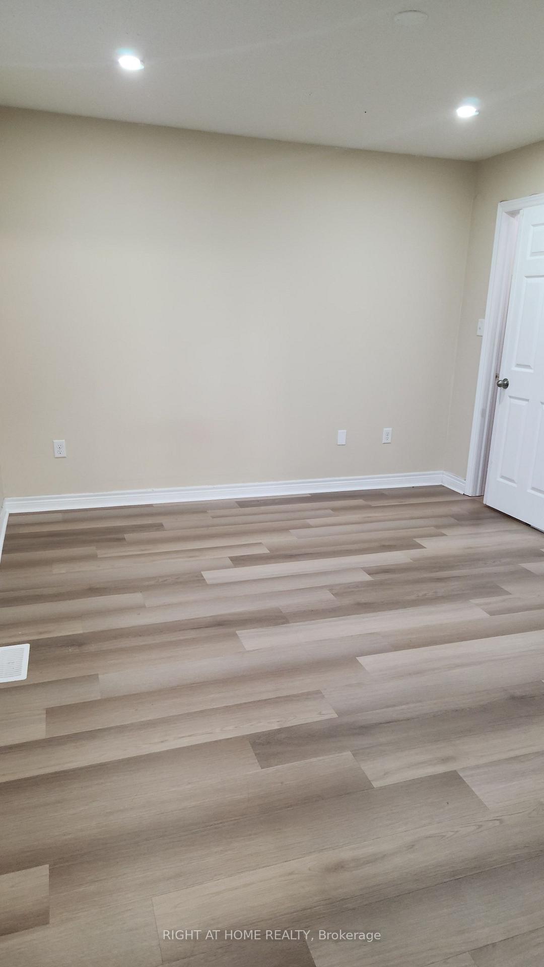 Photo 5 of 43 Devonsleigh Drive, Brampton, Fletcher's Meadow — HOMEH