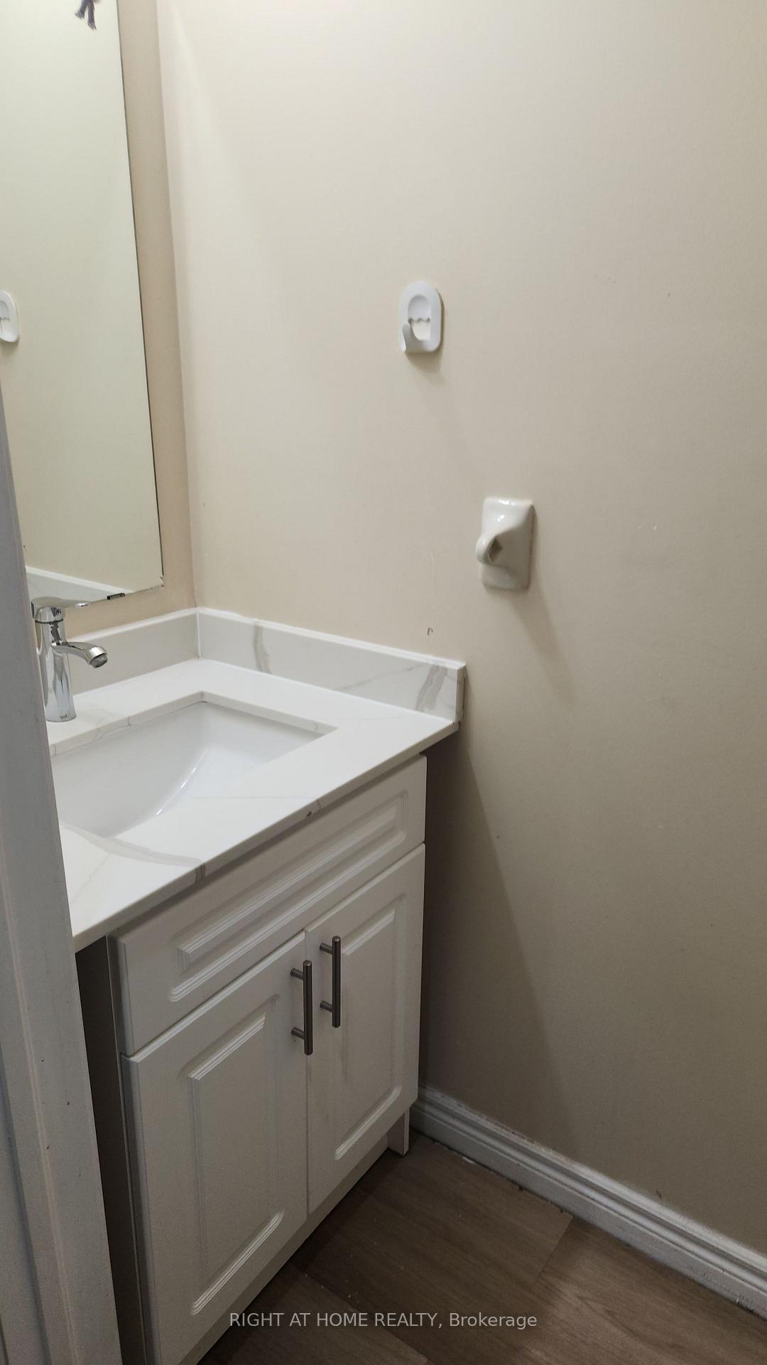Photo 10 of 43 Devonsleigh Drive, Brampton, Fletcher's Meadow — HOMEH