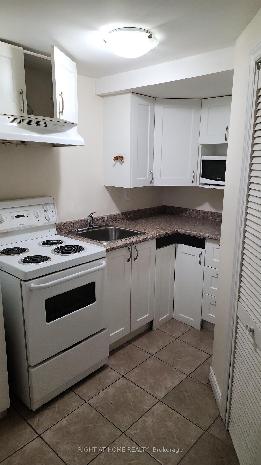 Photo 15 of 43 Devonsleigh Drive, Brampton, Fletcher's Meadow — HOMEH