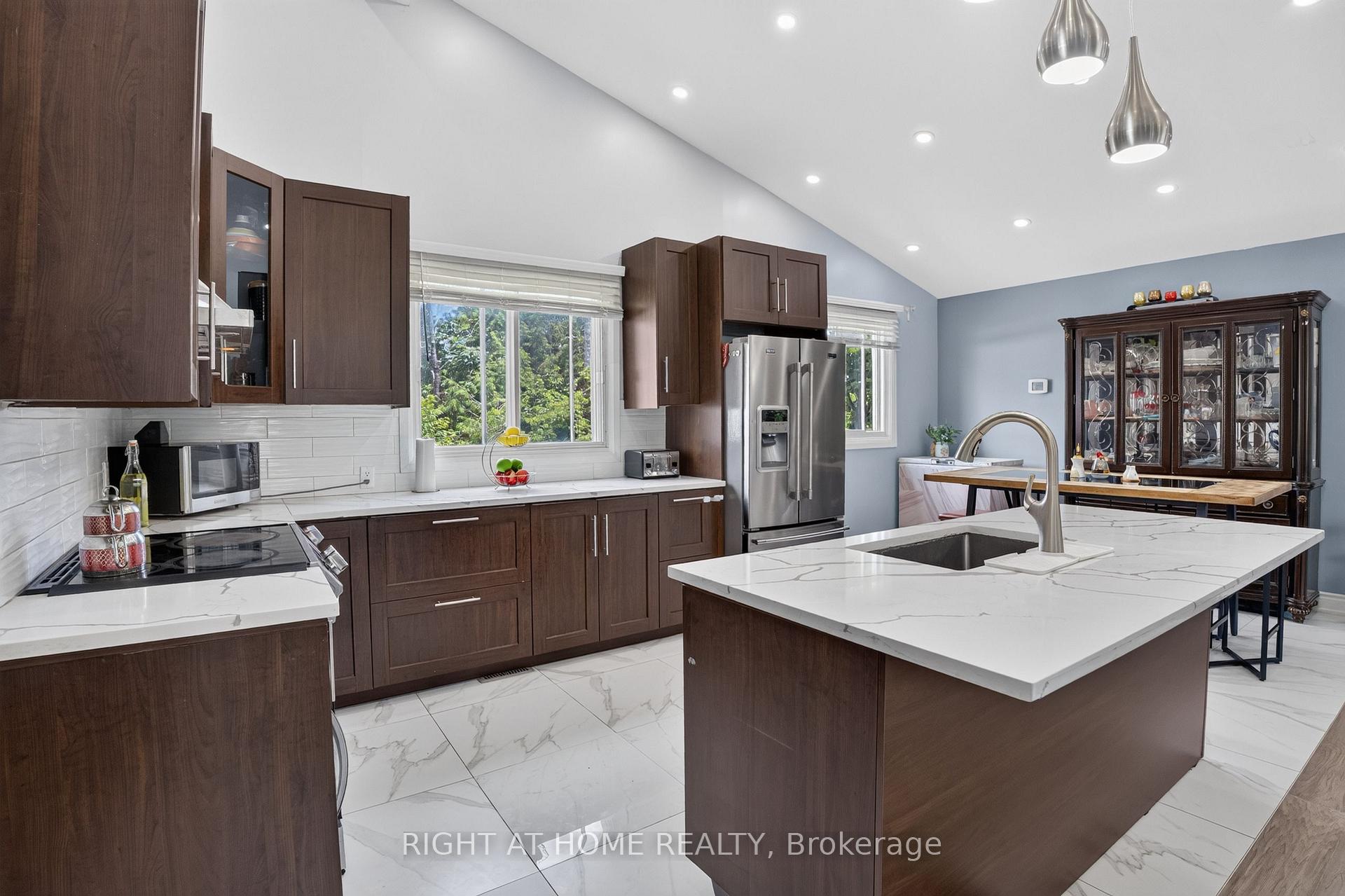 Photo 13 of 1385 Chartrand Avenue, Ottawa, Bilberry Creek/Queenswood Heights — HOMEH