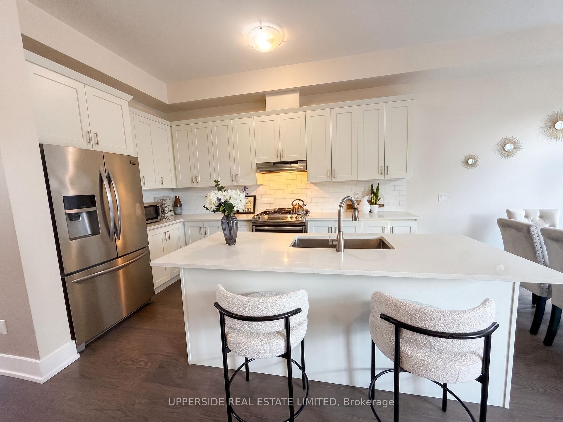 Photo 11 of 8 Sable Road, Vaughan, Patterson — HOMEH