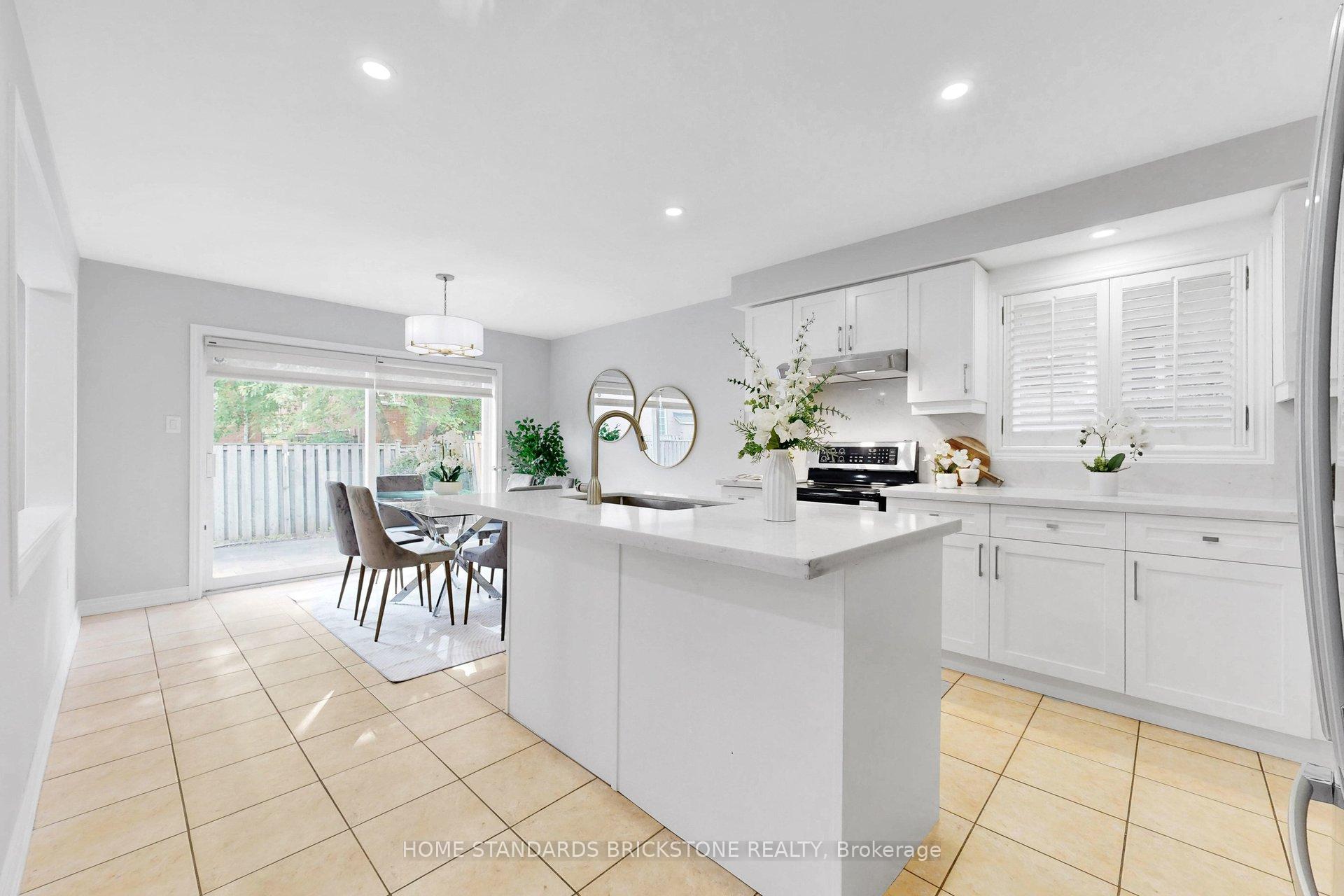 Photo 12 of 4 Apollo Drive, Richmond Hill, Jefferson — HOMEH