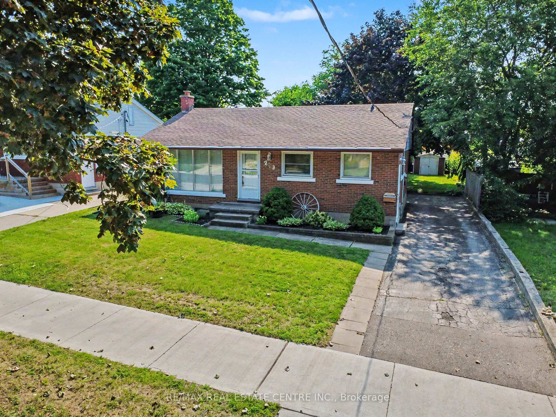 Photo 2 of 209 Franklin Street S, Kitchener, Fairview/Kingsdale — HOMEH