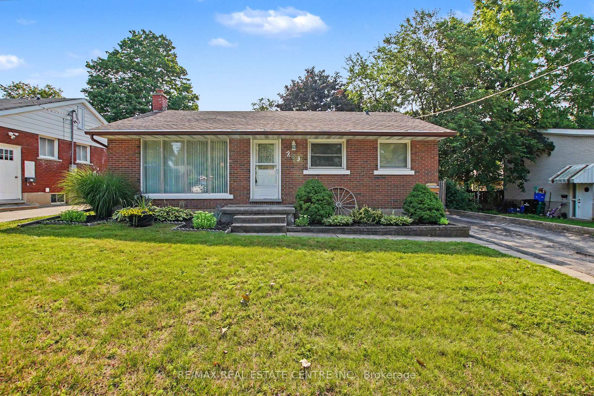 Photo 3 of 209 Franklin Street S, Kitchener, Fairview/Kingsdale — HOMEH