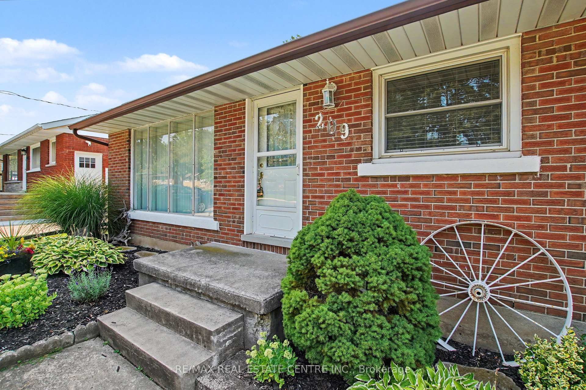 Photo 4 of 209 Franklin Street S, Kitchener, Fairview/Kingsdale — HOMEH