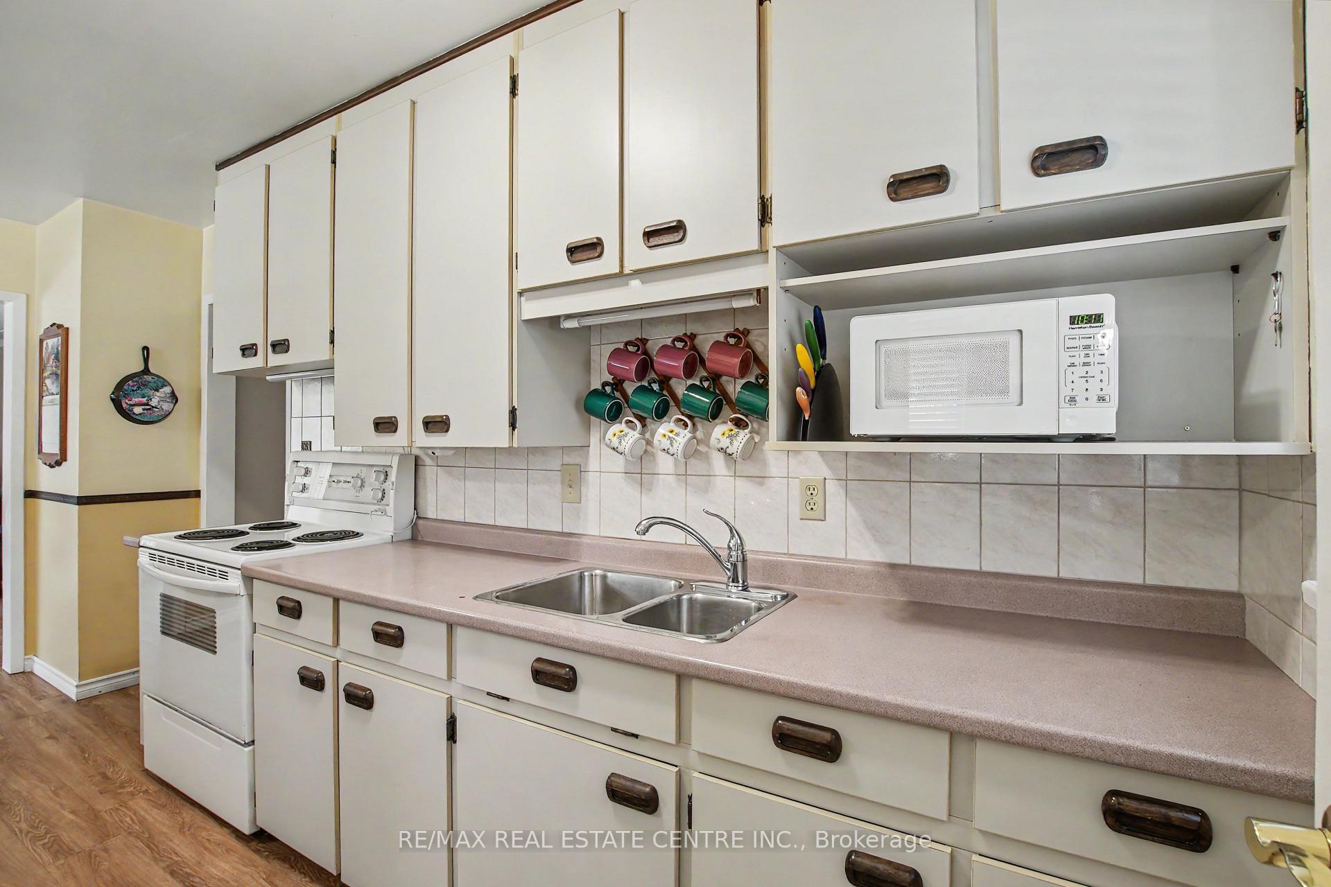 Photo 10 of 209 Franklin Street S, Kitchener, Fairview/Kingsdale — HOMEH