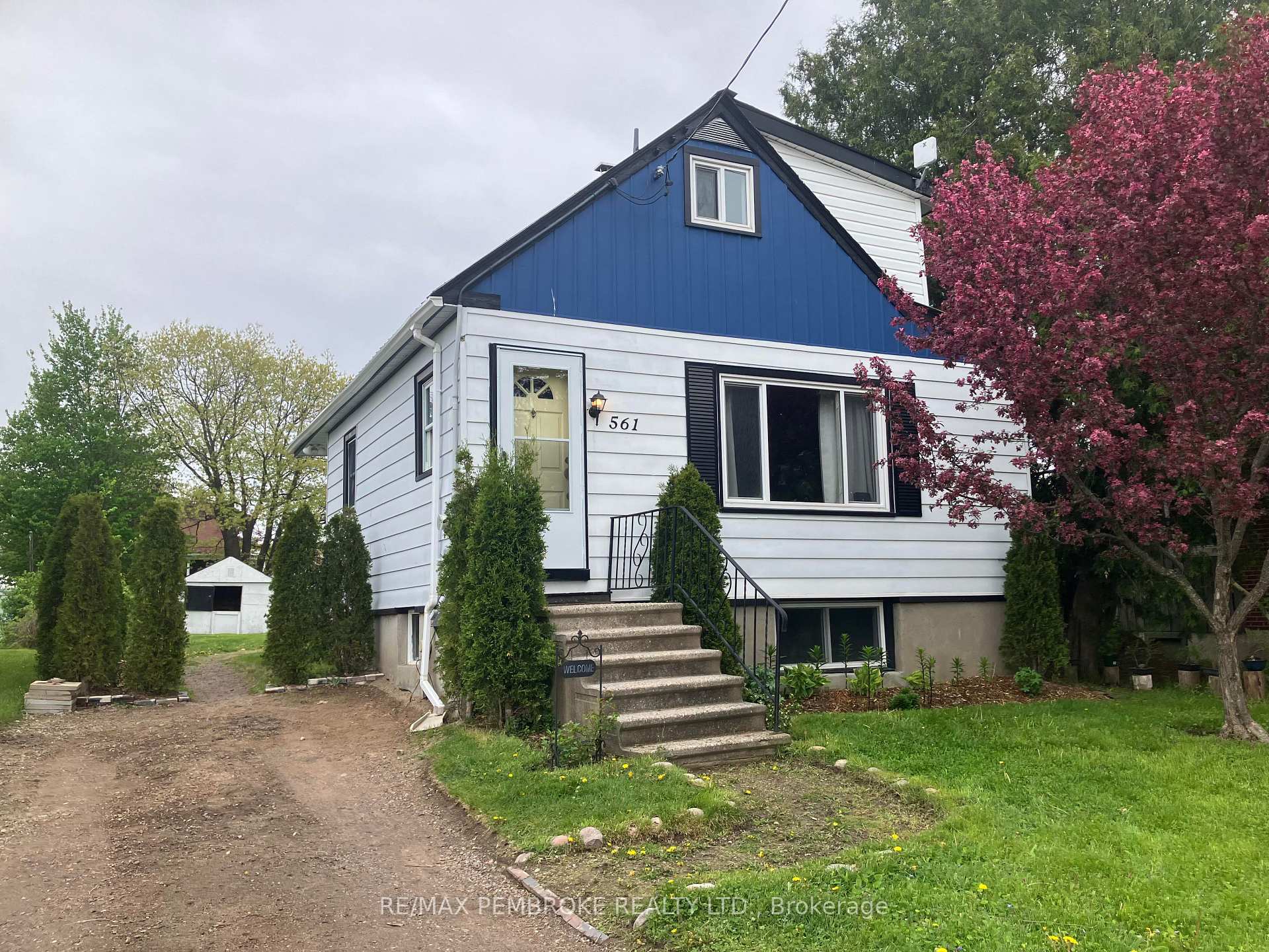 Front of 561 Hamilton Street W