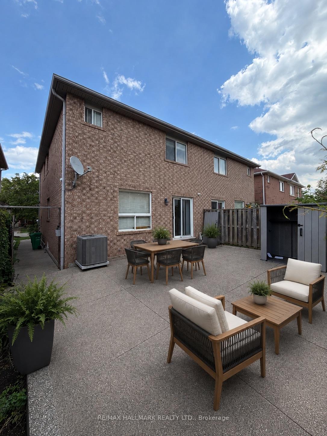 Photo 7 of 50 Farthingale Crescent, Brampton, Fletcher's Meadow — HOMEH