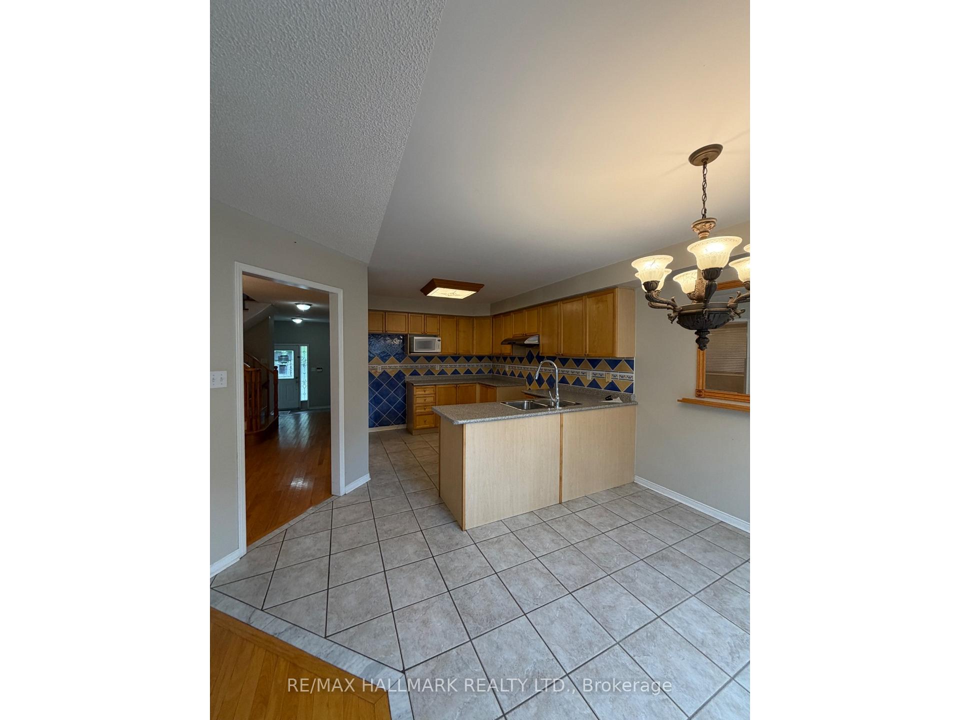 Photo 13 of 50 Farthingale Crescent, Brampton, Fletcher's Meadow — HOMEH