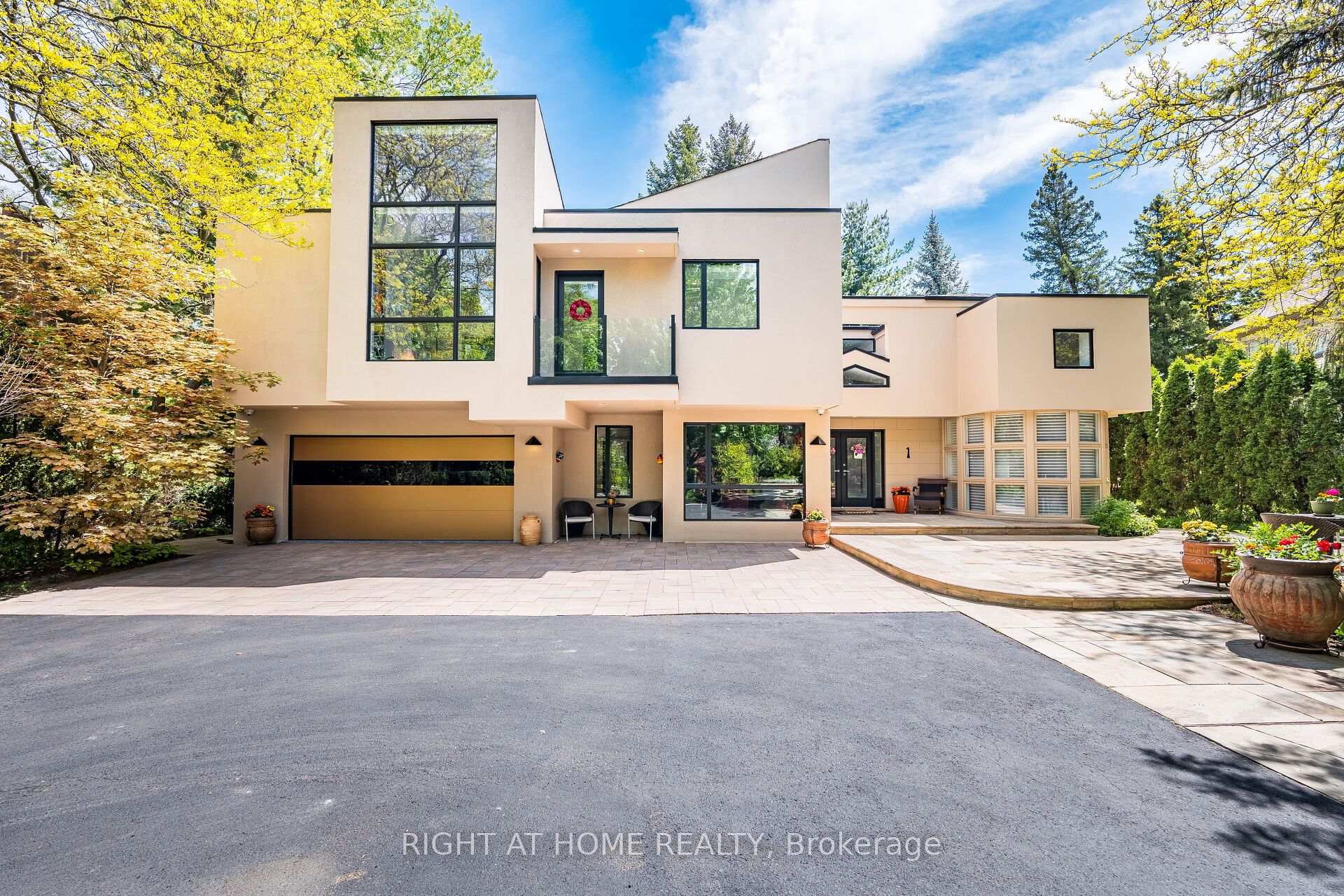 Photo 3 of 1 Friars Lane, Etobicoke, Princess-Rosethorn — HOMEH