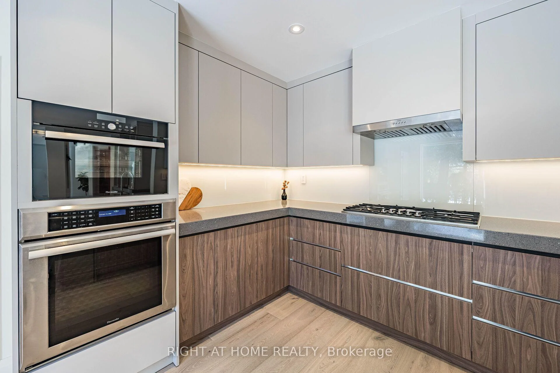 Photo 42 of 1 Friars Lane, Etobicoke, Princess-Rosethorn — HOMEH