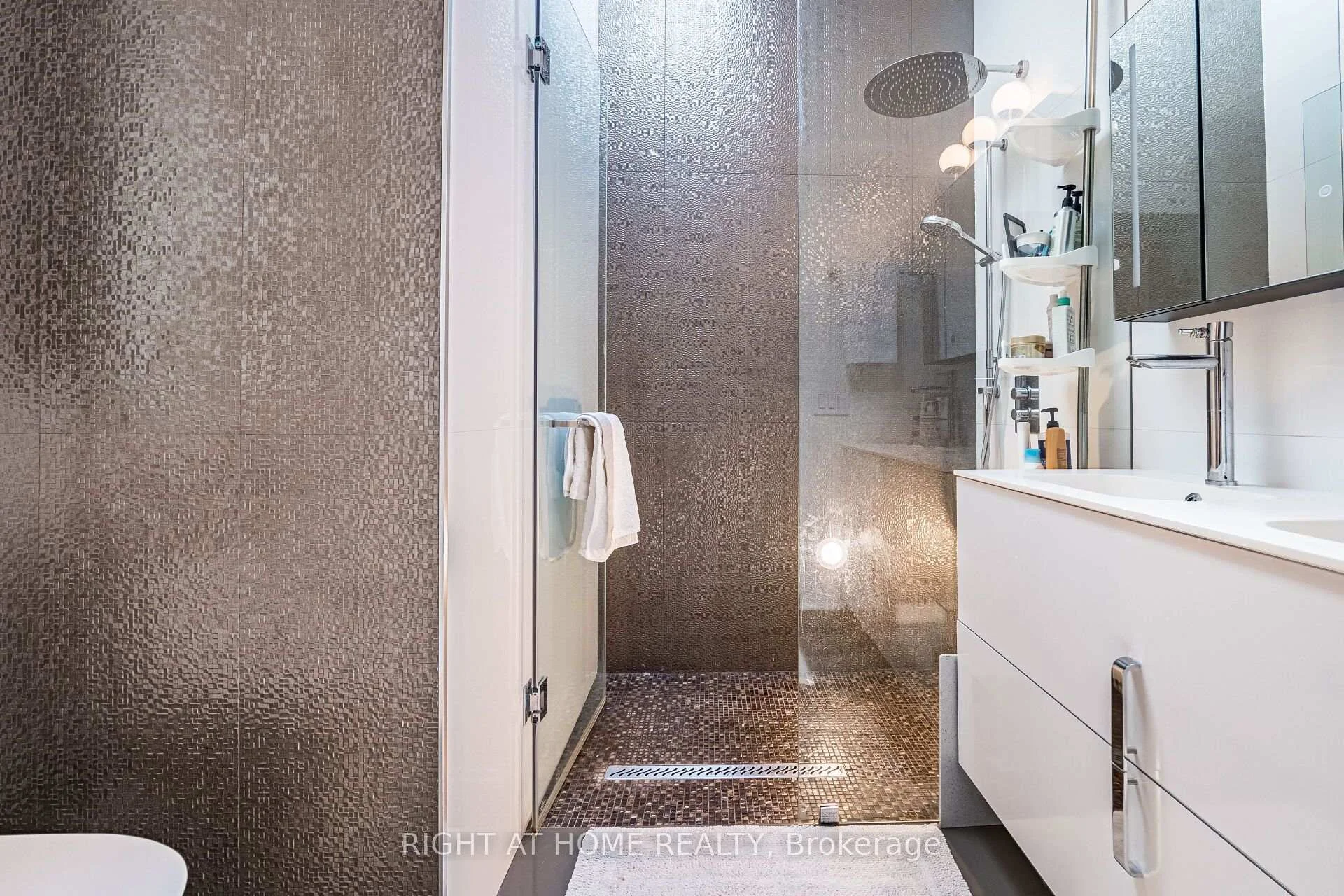 Photo 58 of 1 Friars Lane, Etobicoke, Princess-Rosethorn — HOMEH
