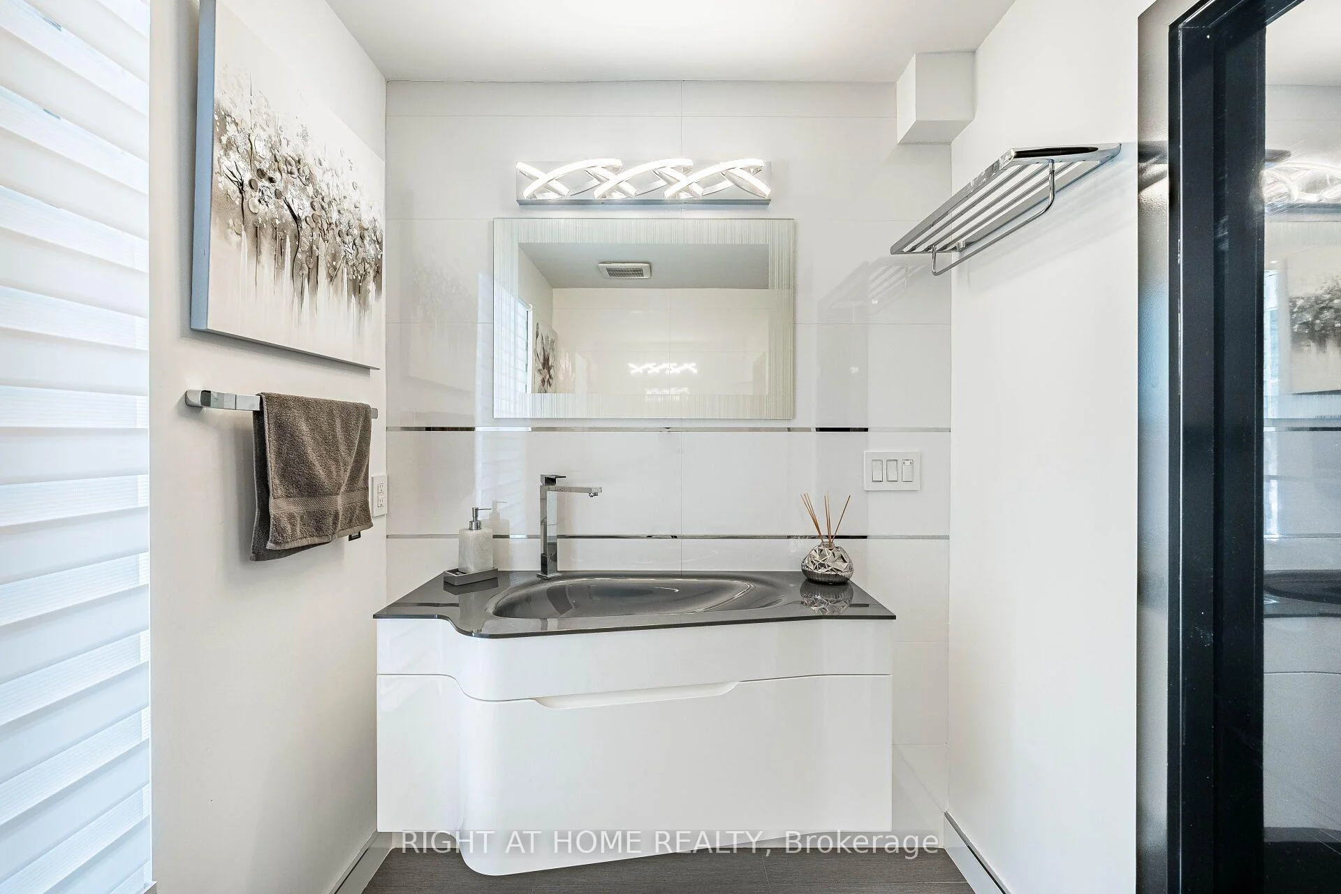 Photo 62 of 1 Friars Lane, Etobicoke, Princess-Rosethorn — HOMEH