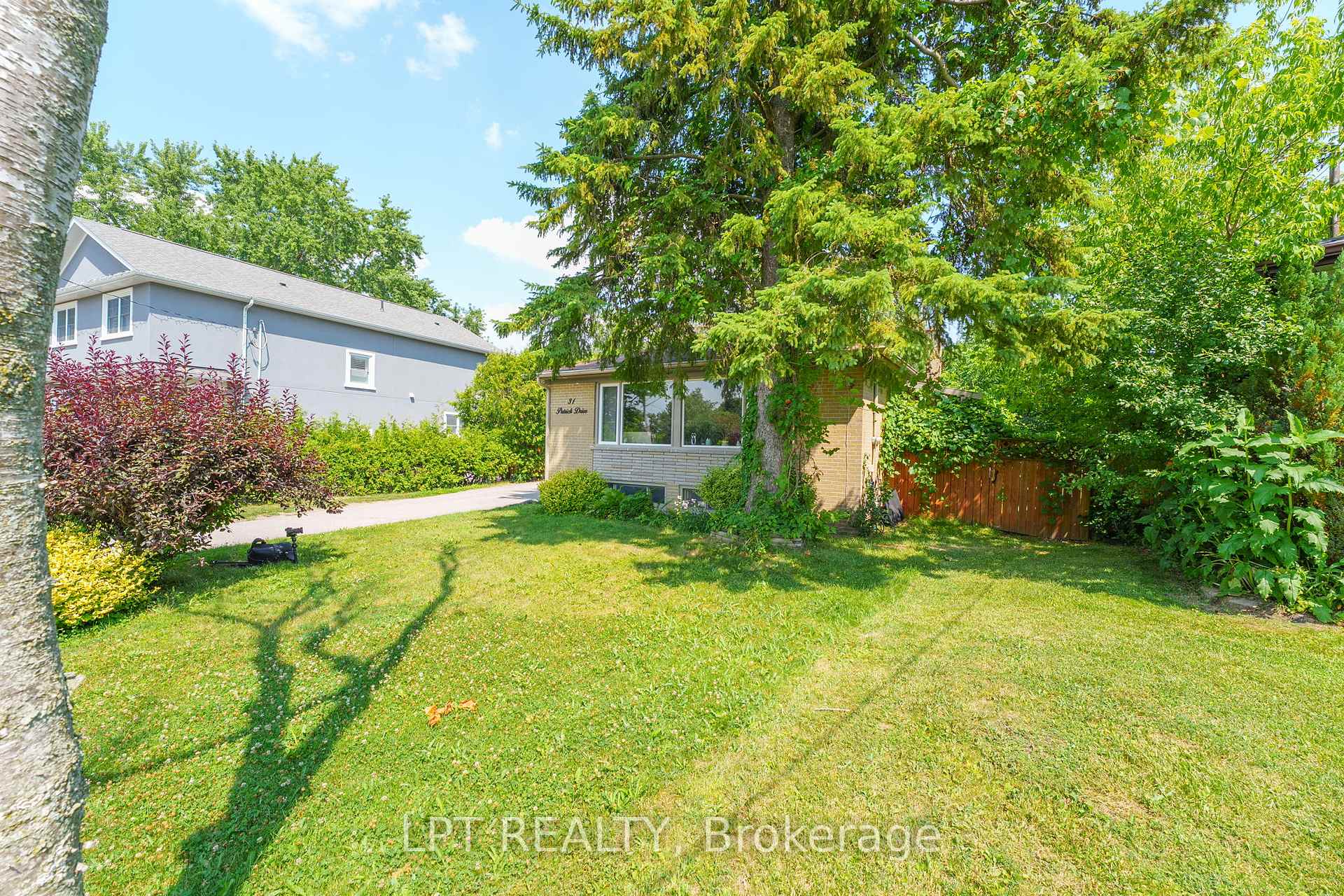 Photo 4 of 31 Patrick Drive, Aurora, Aurora Highlands — HOMEH