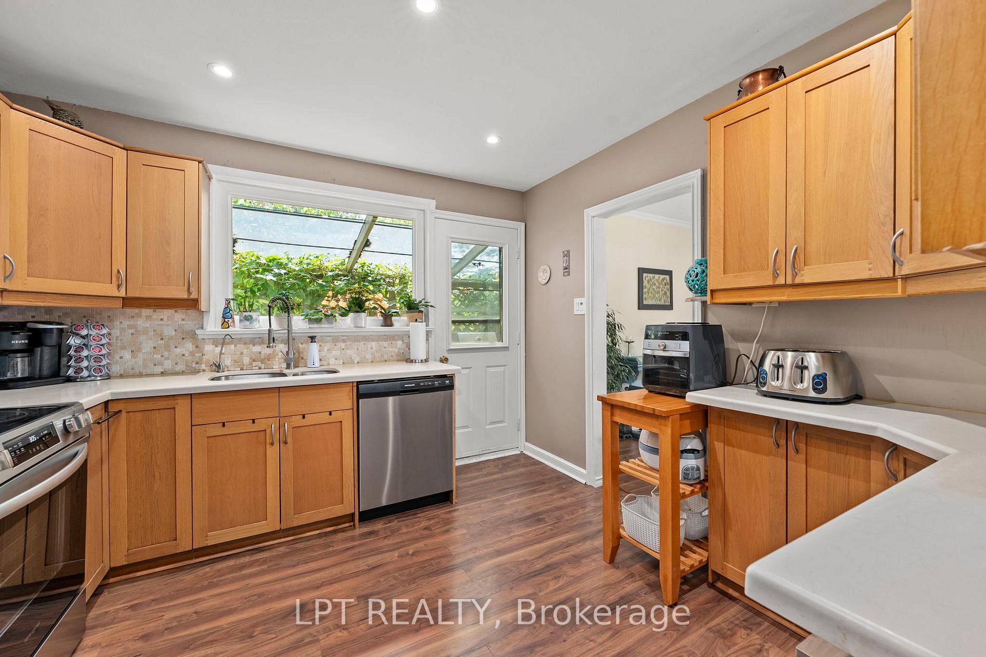Photo 10 of 31 Patrick Drive, Aurora, Aurora Highlands — HOMEH