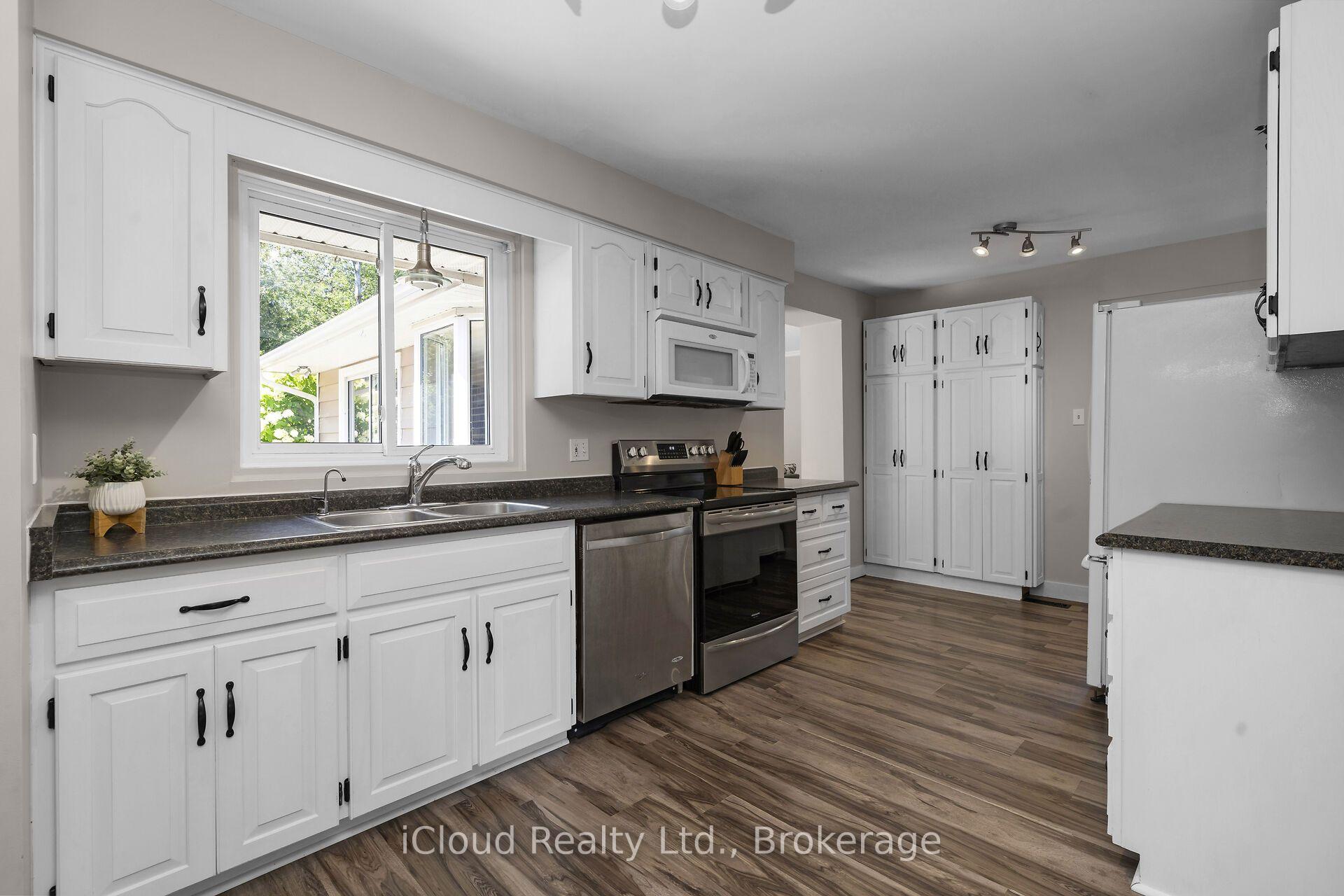 Photo 10 of 128 Elmore Drive, Halton Hills, Acton — HOMEH