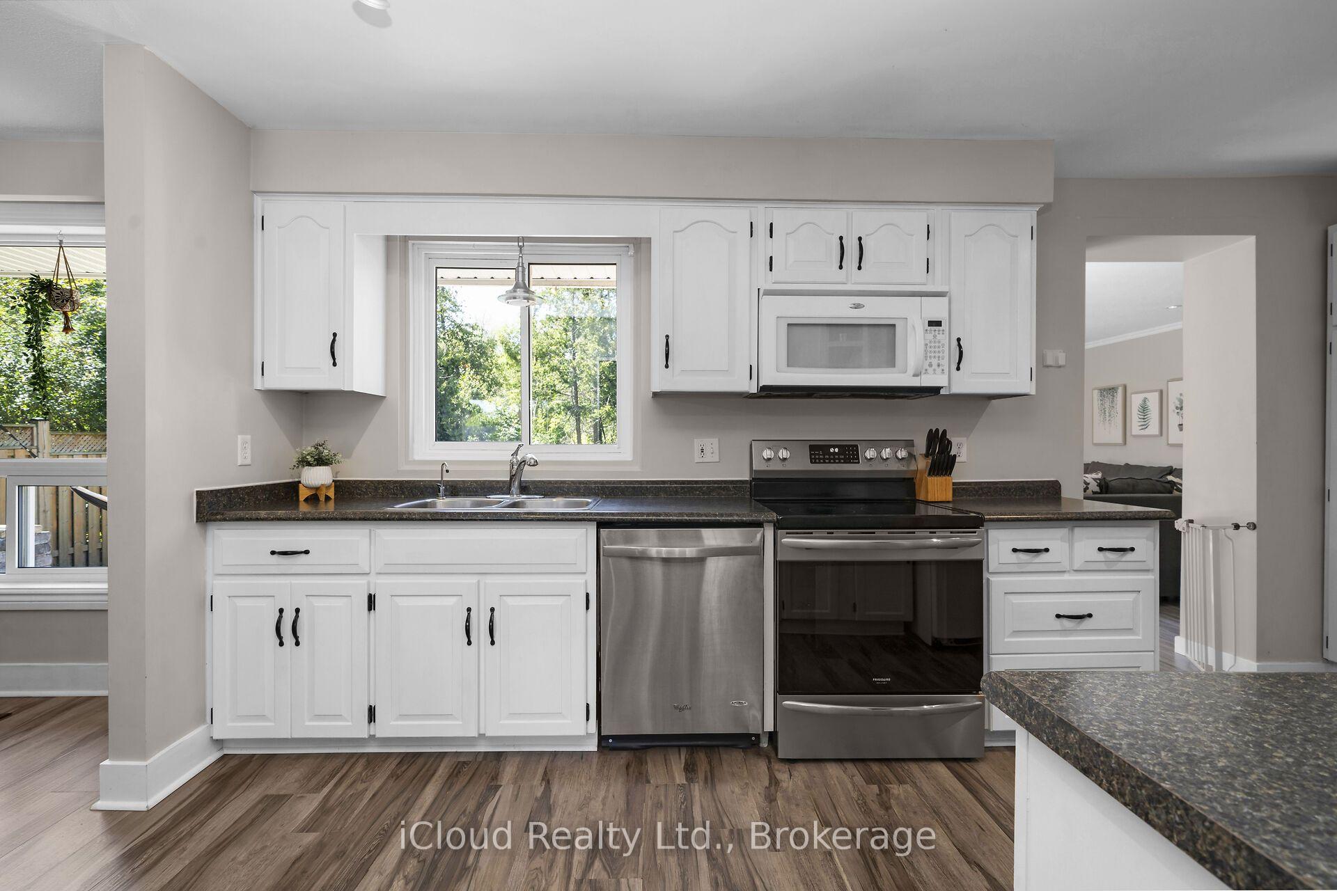 Photo 11 of 128 Elmore Drive, Halton Hills, Acton — HOMEH