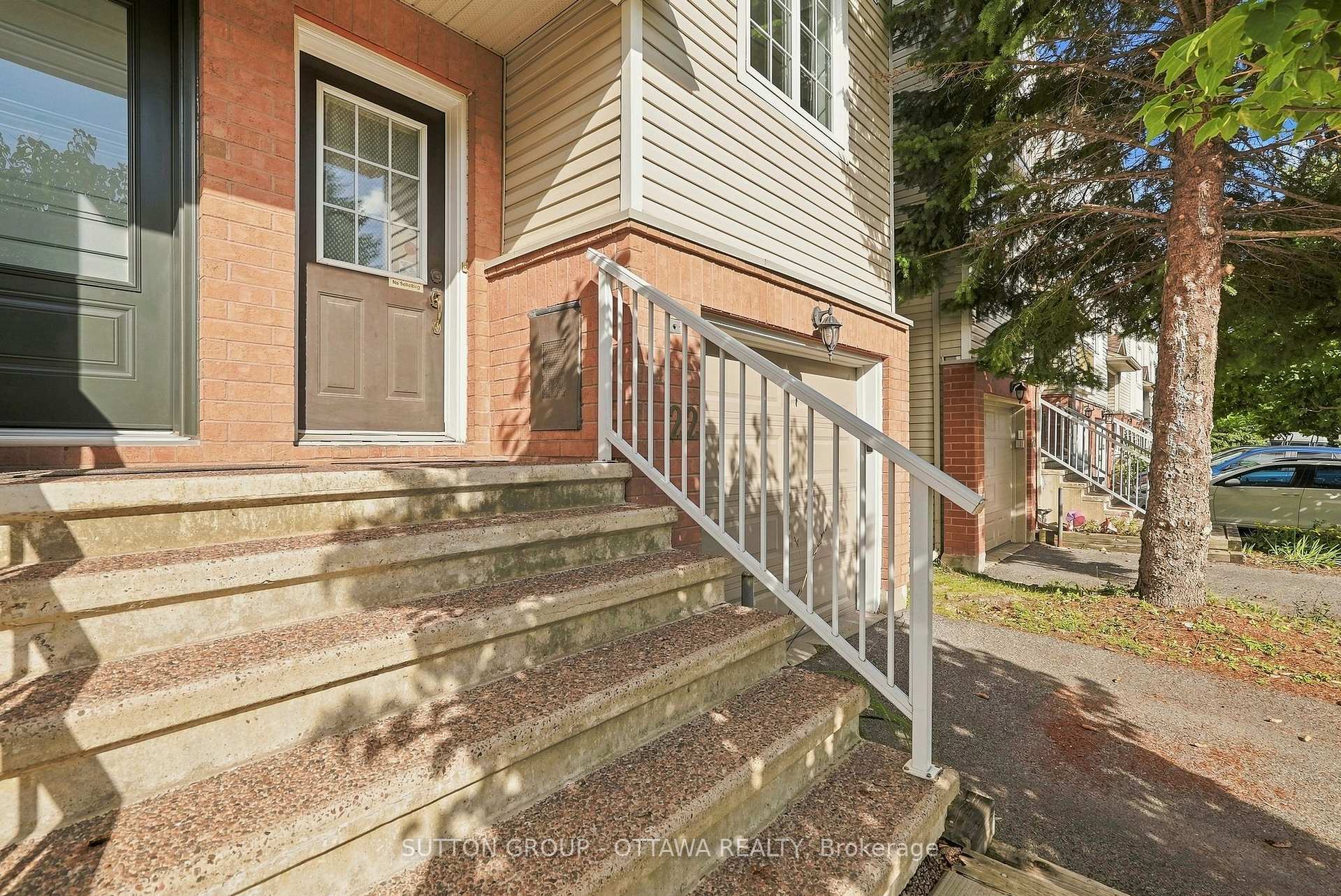 Photo 2 of 22 Manhattan Crescent, Ottawa, Central Park — HOMEH