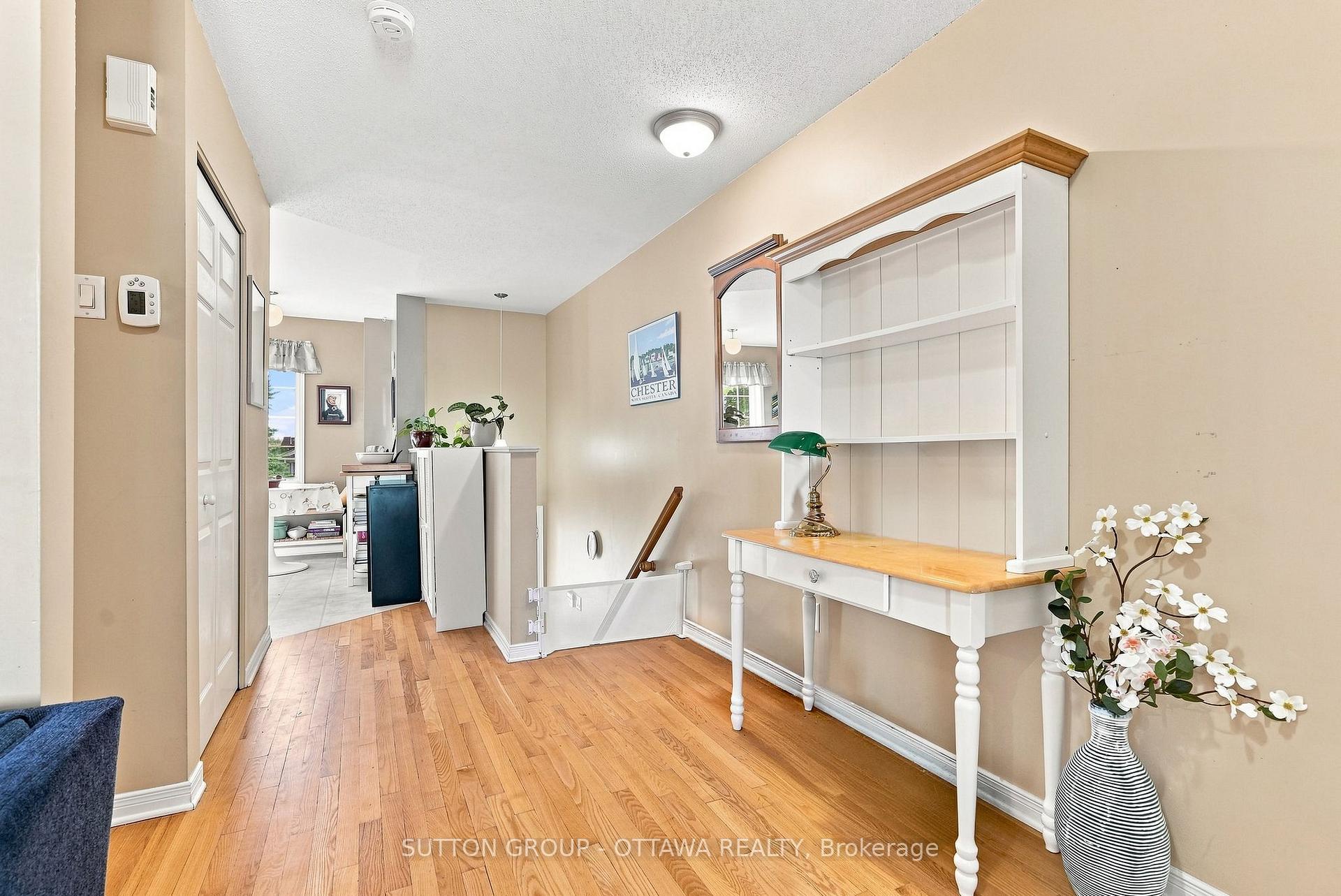 Photo 4 of 22 Manhattan Crescent, Ottawa, Central Park — HOMEH