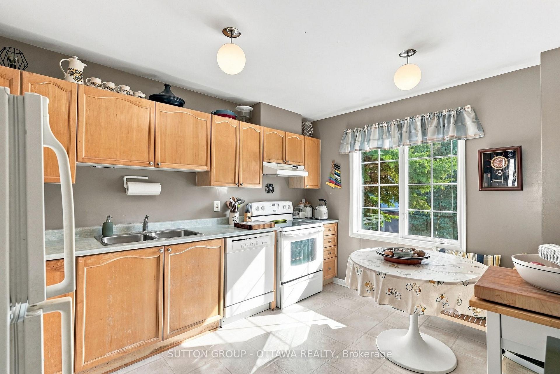 Photo 5 of 22 Manhattan Crescent, Ottawa, Central Park — HOMEH
