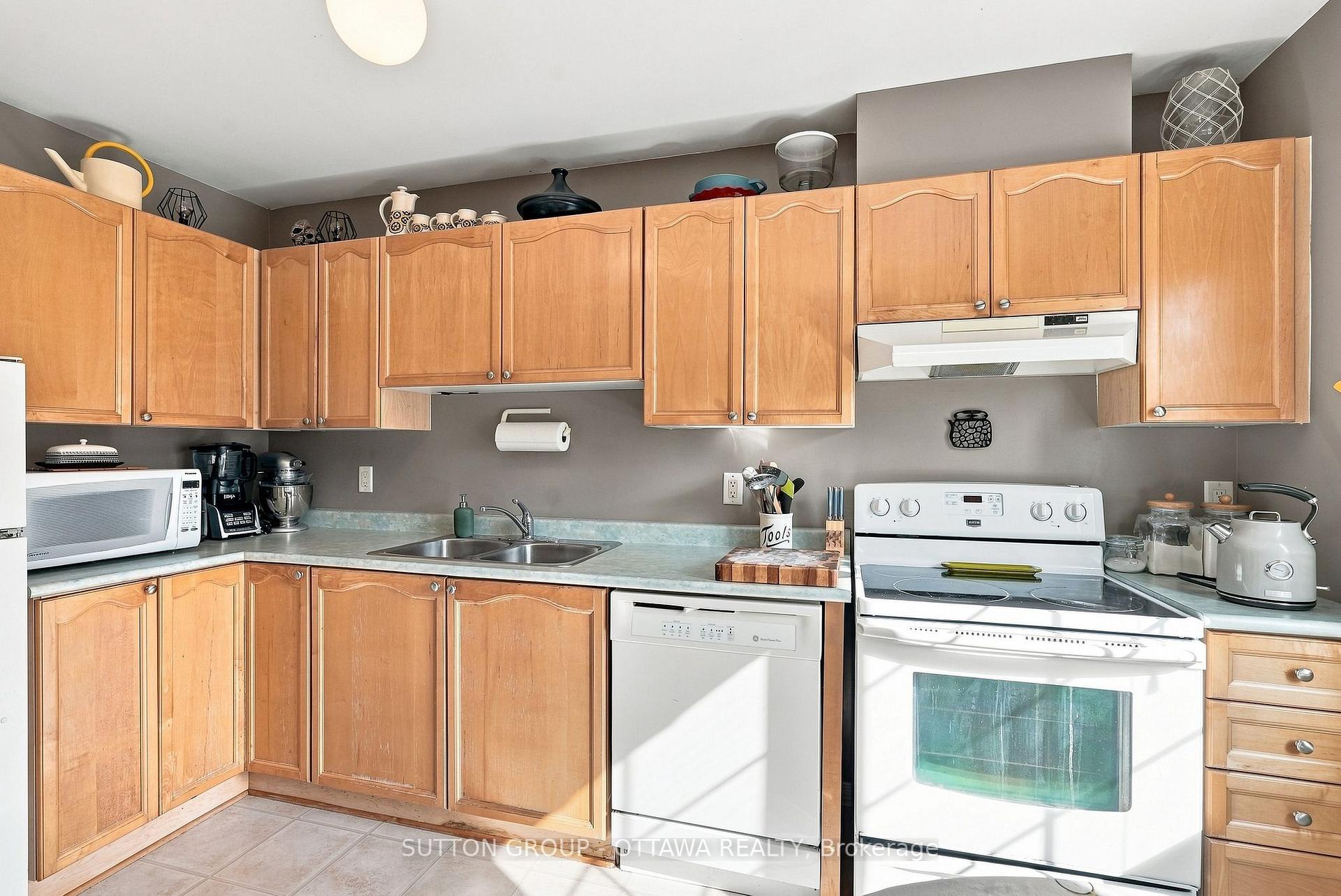 Photo 6 of 22 Manhattan Crescent, Ottawa, Central Park — HOMEH