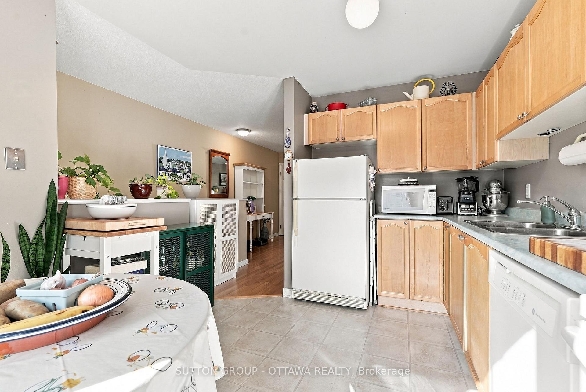 Photo 7 of 22 Manhattan Crescent, Ottawa, Central Park — HOMEH