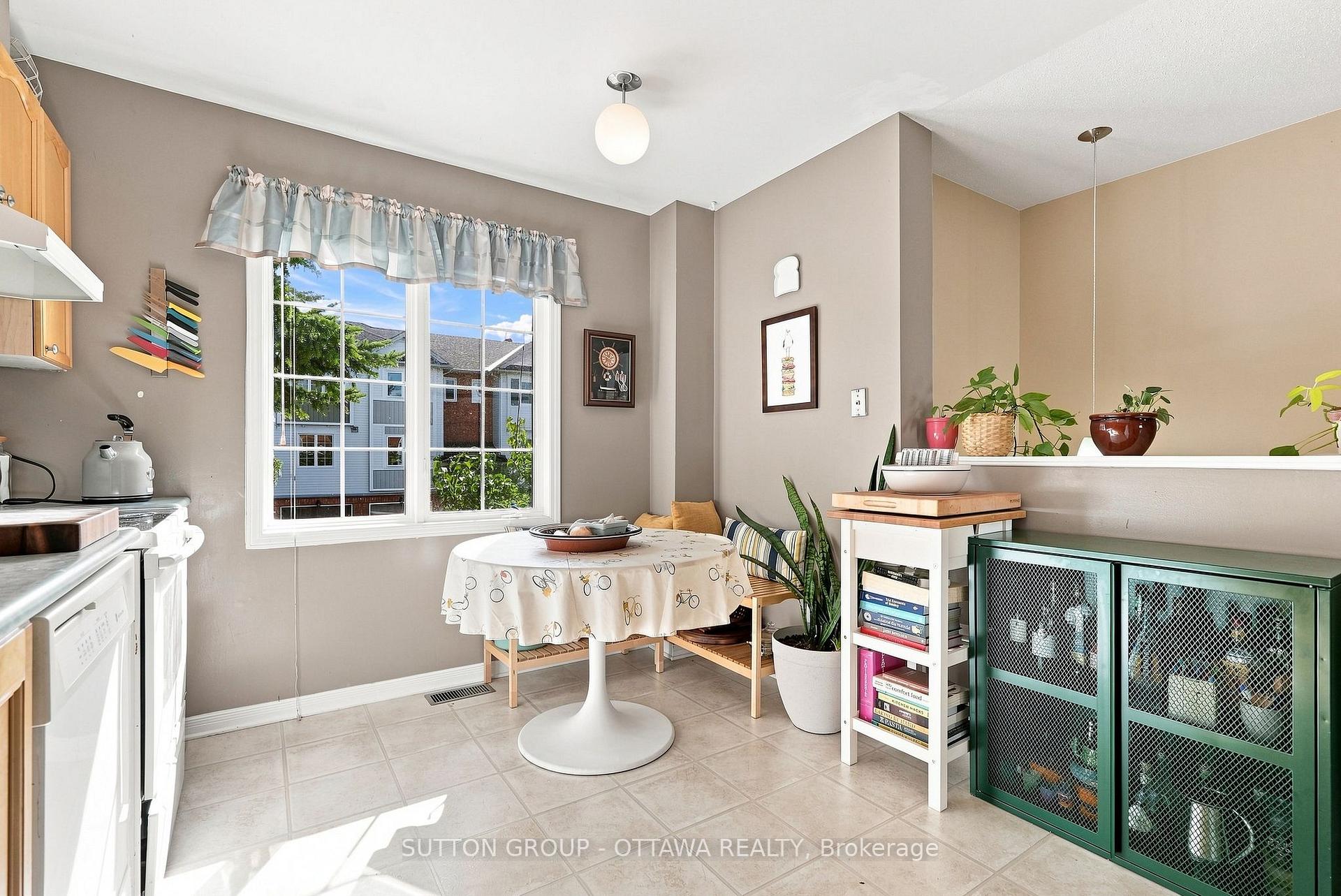Photo 8 of 22 Manhattan Crescent, Ottawa, Central Park — HOMEH