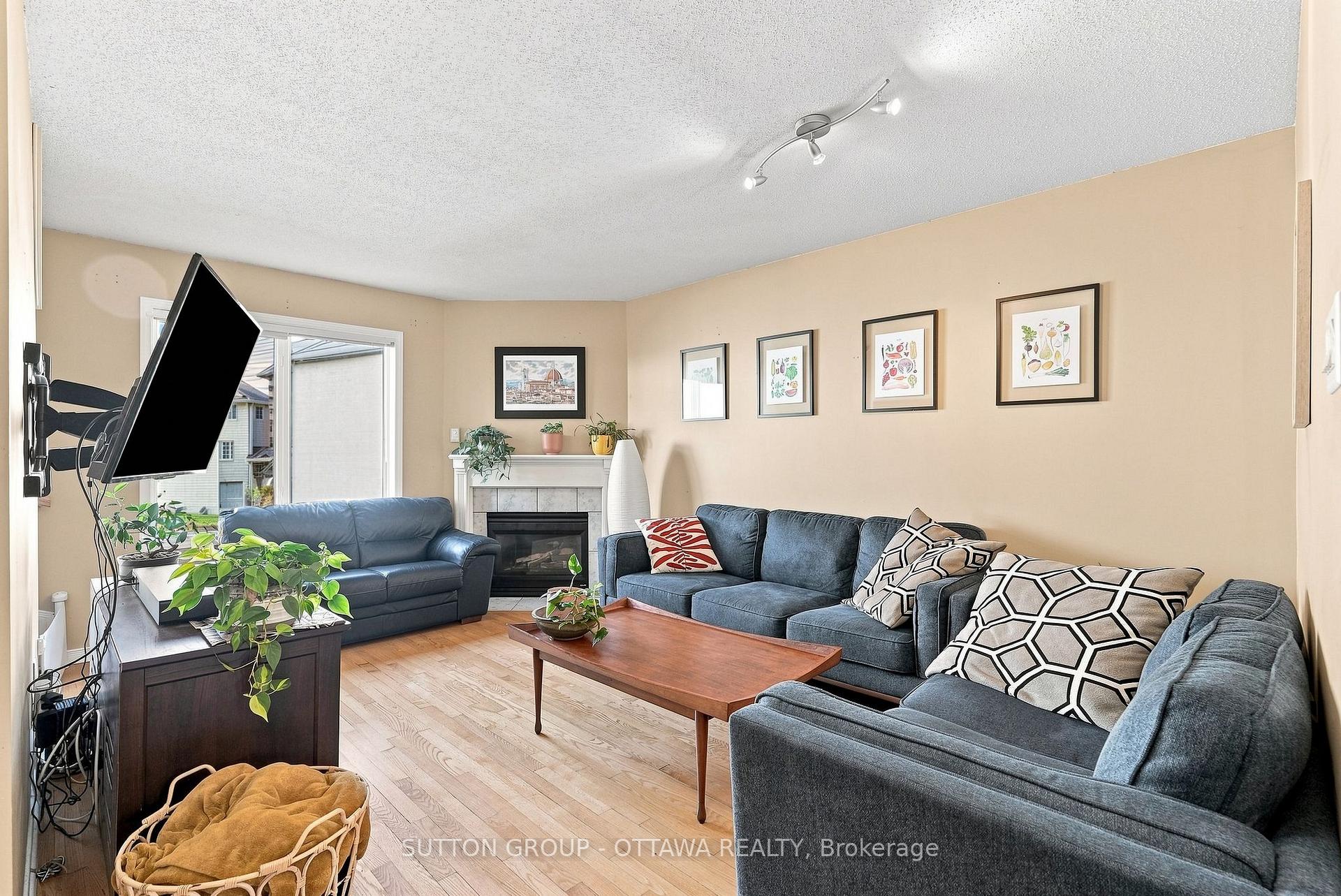 Photo 10 of 22 Manhattan Crescent, Ottawa, Central Park — HOMEH