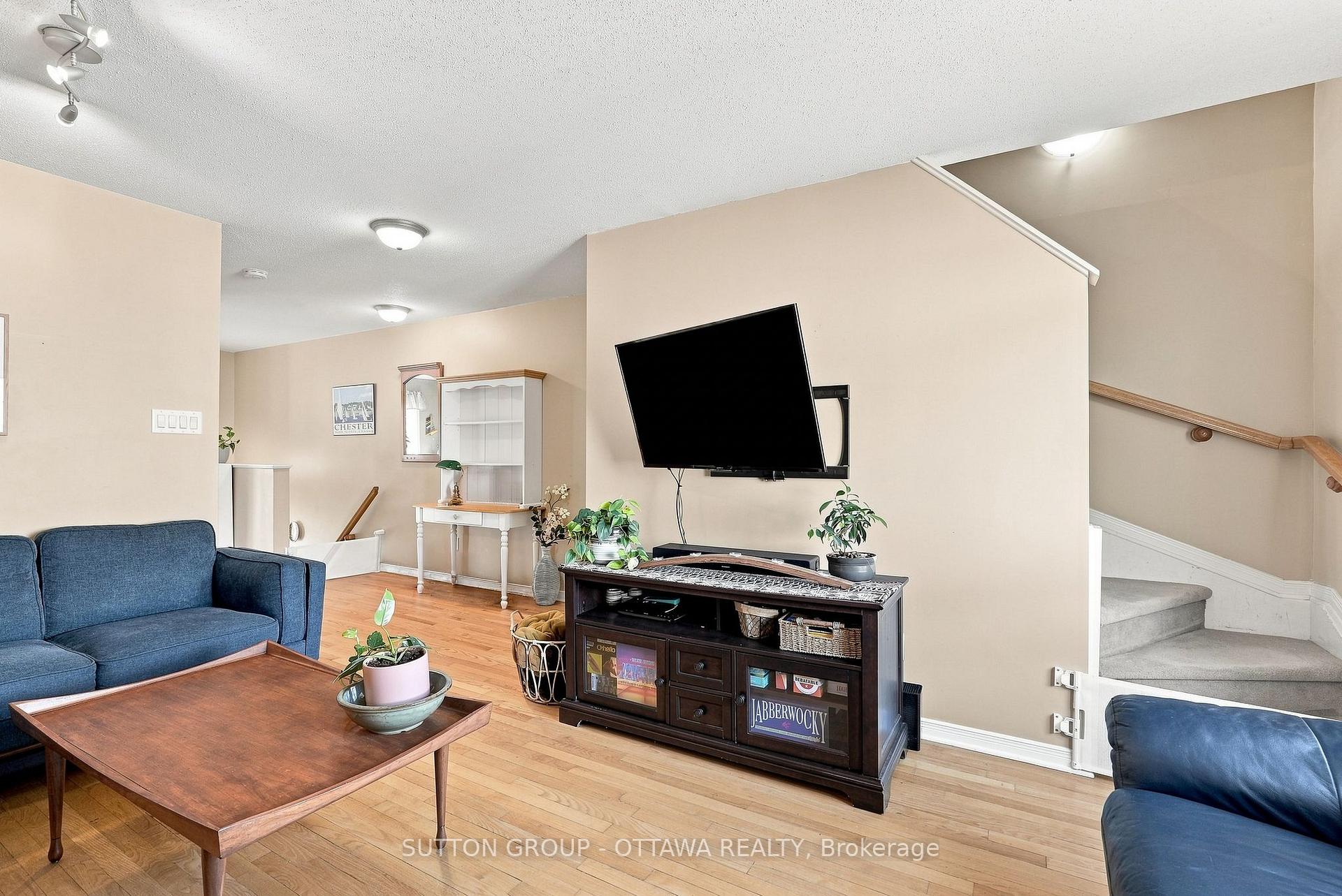 Photo 12 of 22 Manhattan Crescent, Ottawa, Central Park — HOMEH