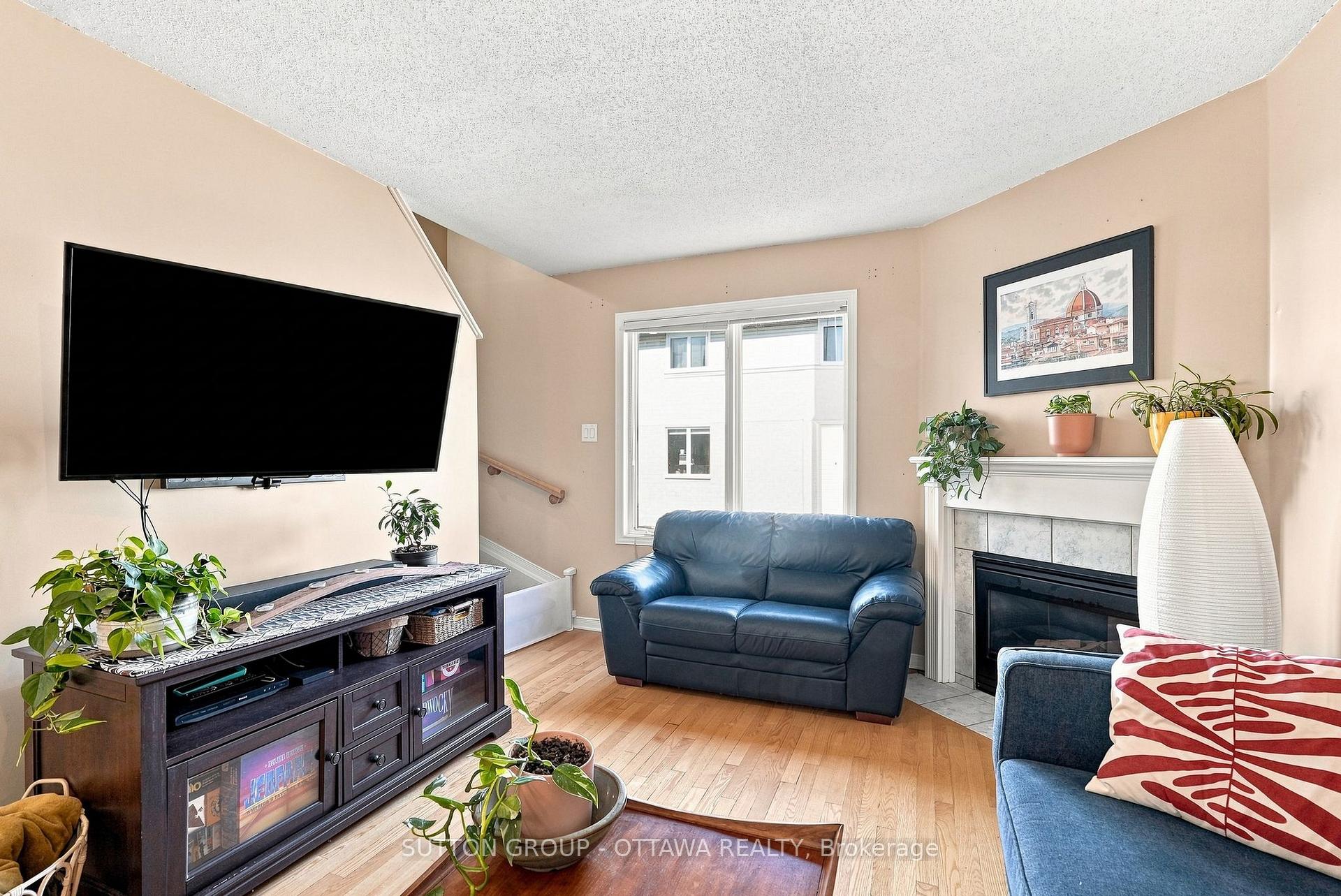 Photo 13 of 22 Manhattan Crescent, Ottawa, Central Park — HOMEH