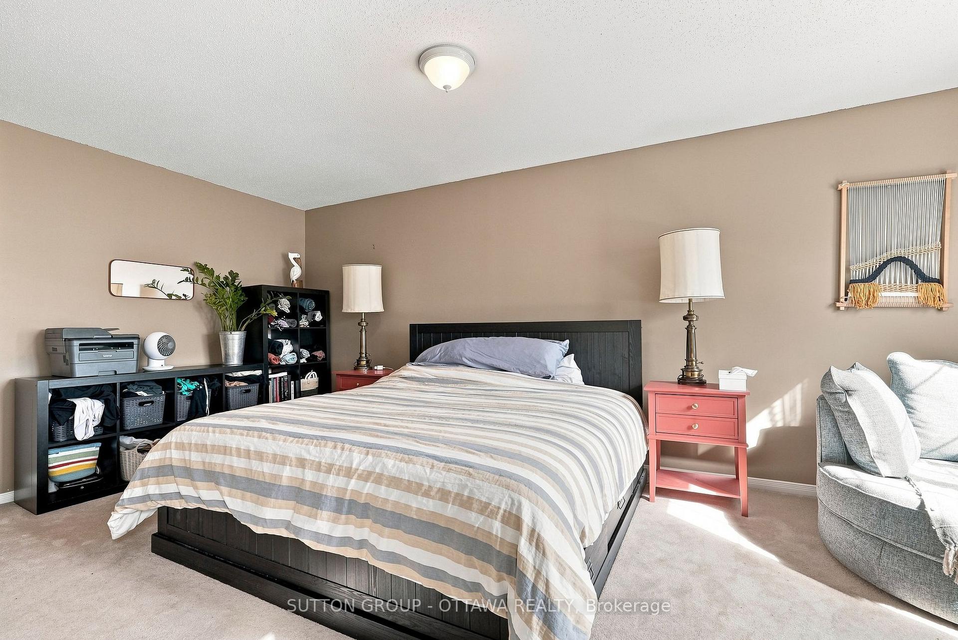 Photo 16 of 22 Manhattan Crescent, Ottawa, Central Park — HOMEH
