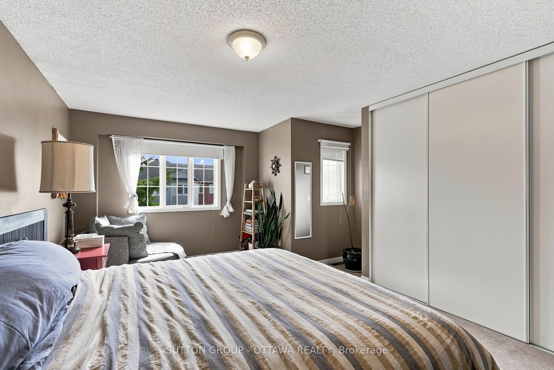 Photo 17 of 22 Manhattan Crescent, Ottawa, Central Park — HOMEH