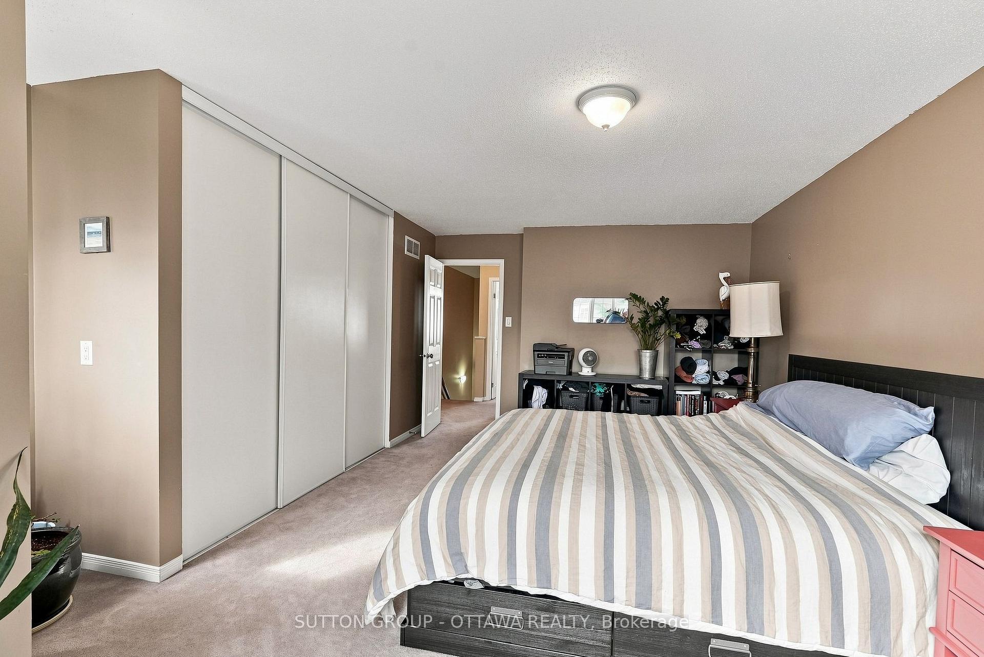 Photo 18 of 22 Manhattan Crescent, Ottawa, Central Park — HOMEH