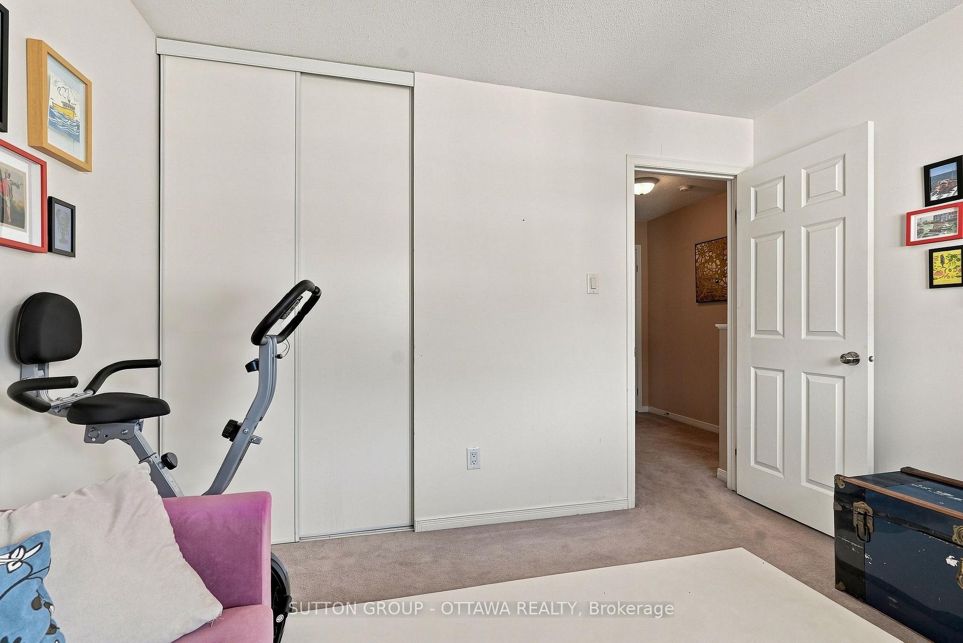 Photo 20 of 22 Manhattan Crescent, Ottawa, Central Park — HOMEH