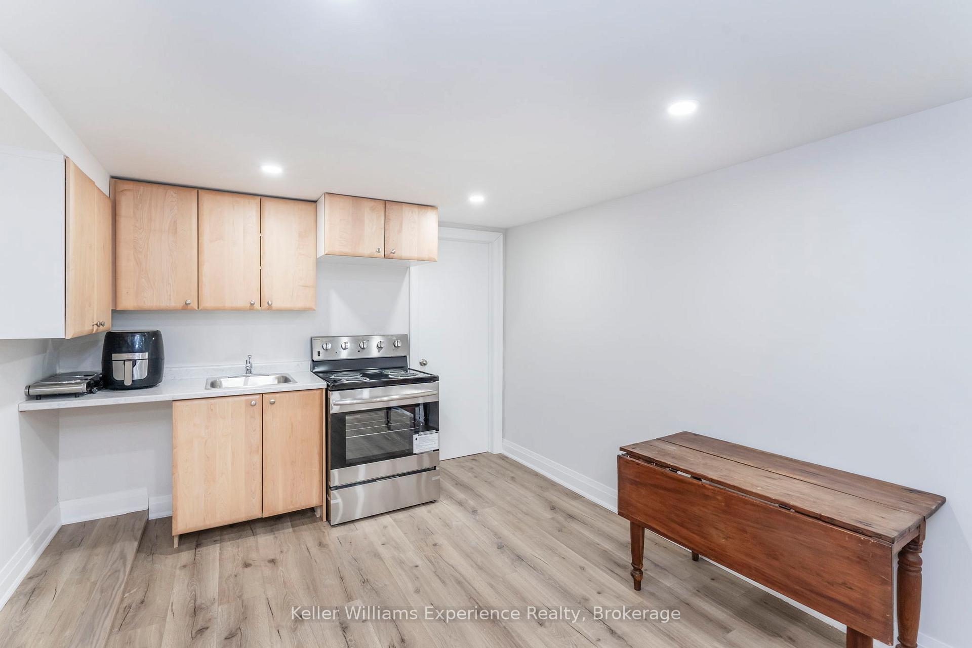 Photo 10 of 65 Drury Lane, Barrie, Wellington — HOMEH