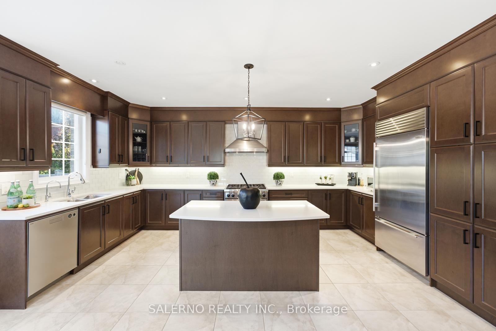 Photo 12 of 17 Balderson Drive, Vaughan, Kleinburg — HOMEH