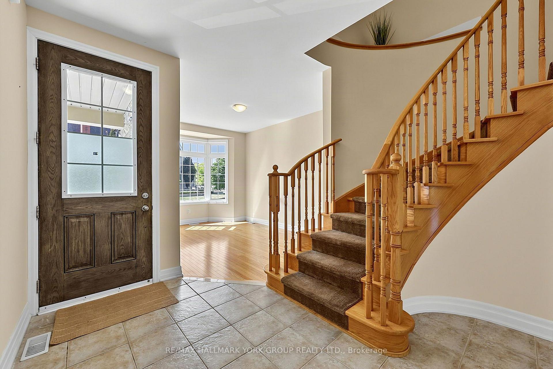 Photo 9 of 38 Alex Campbell Crescent, King, King City — HOMEH