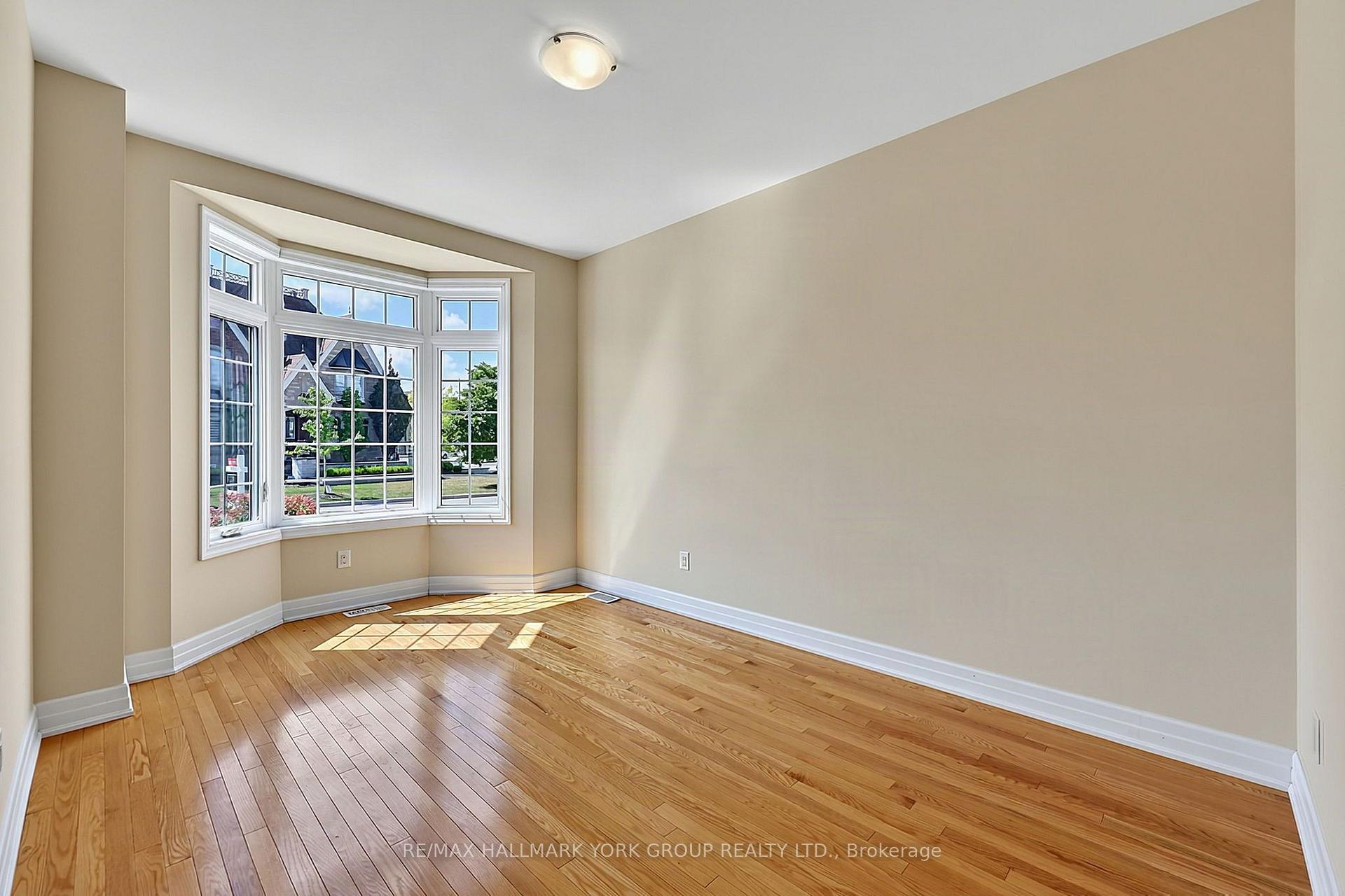 Photo 11 of 38 Alex Campbell Crescent, King, King City — HOMEH