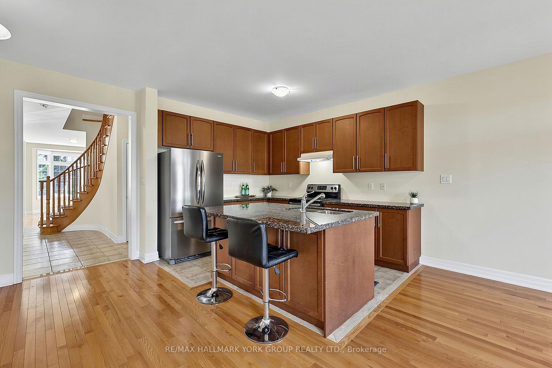 Photo 13 of 38 Alex Campbell Crescent, King, King City — HOMEH