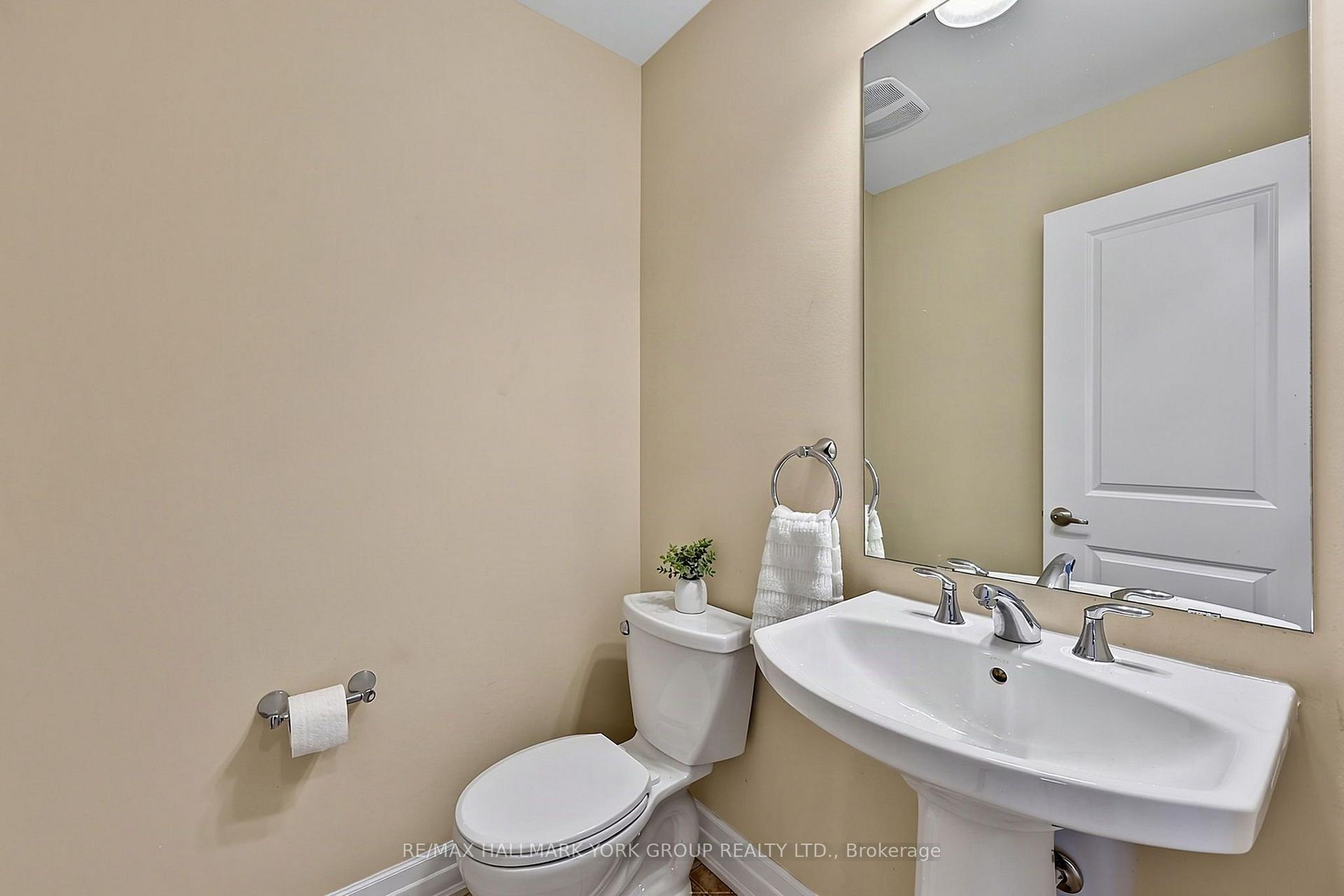 Photo 22 of 38 Alex Campbell Crescent, King, King City — HOMEH